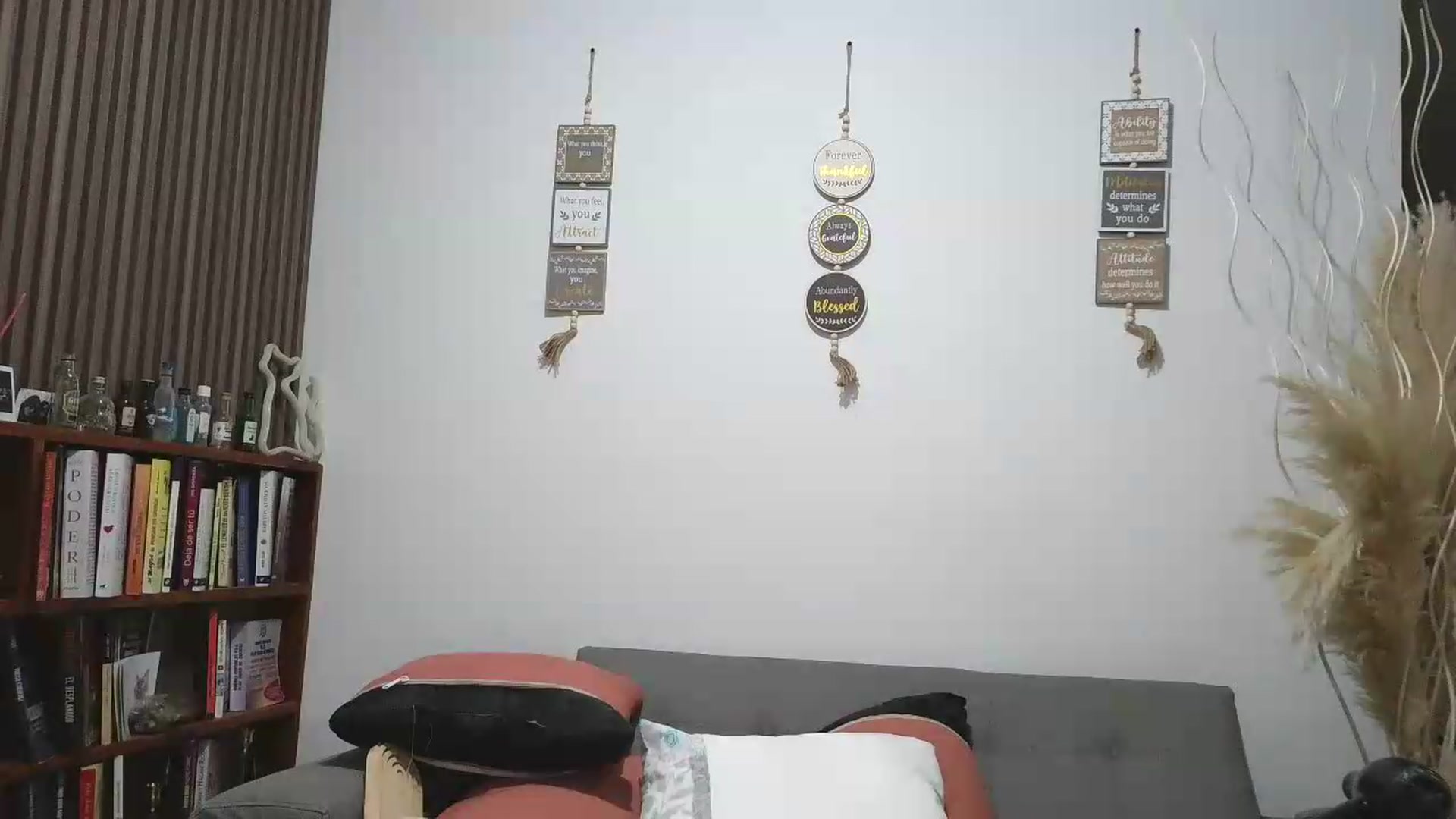 Gallery image thumbnail from yesicat's myfreecams stream on, 06/19/2026, 01:24 image 9 of 20
