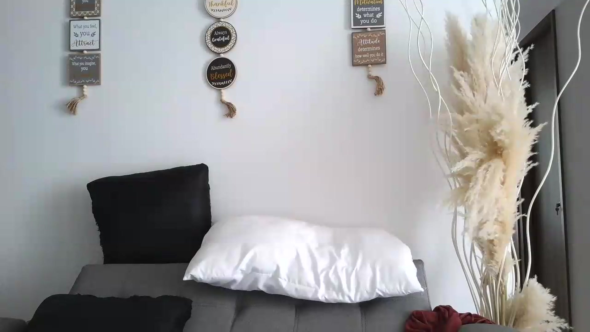 Gallery image thumbnail from yesicat's myfreecams stream on, 06/23/2026, 19:25 image 7 of 20