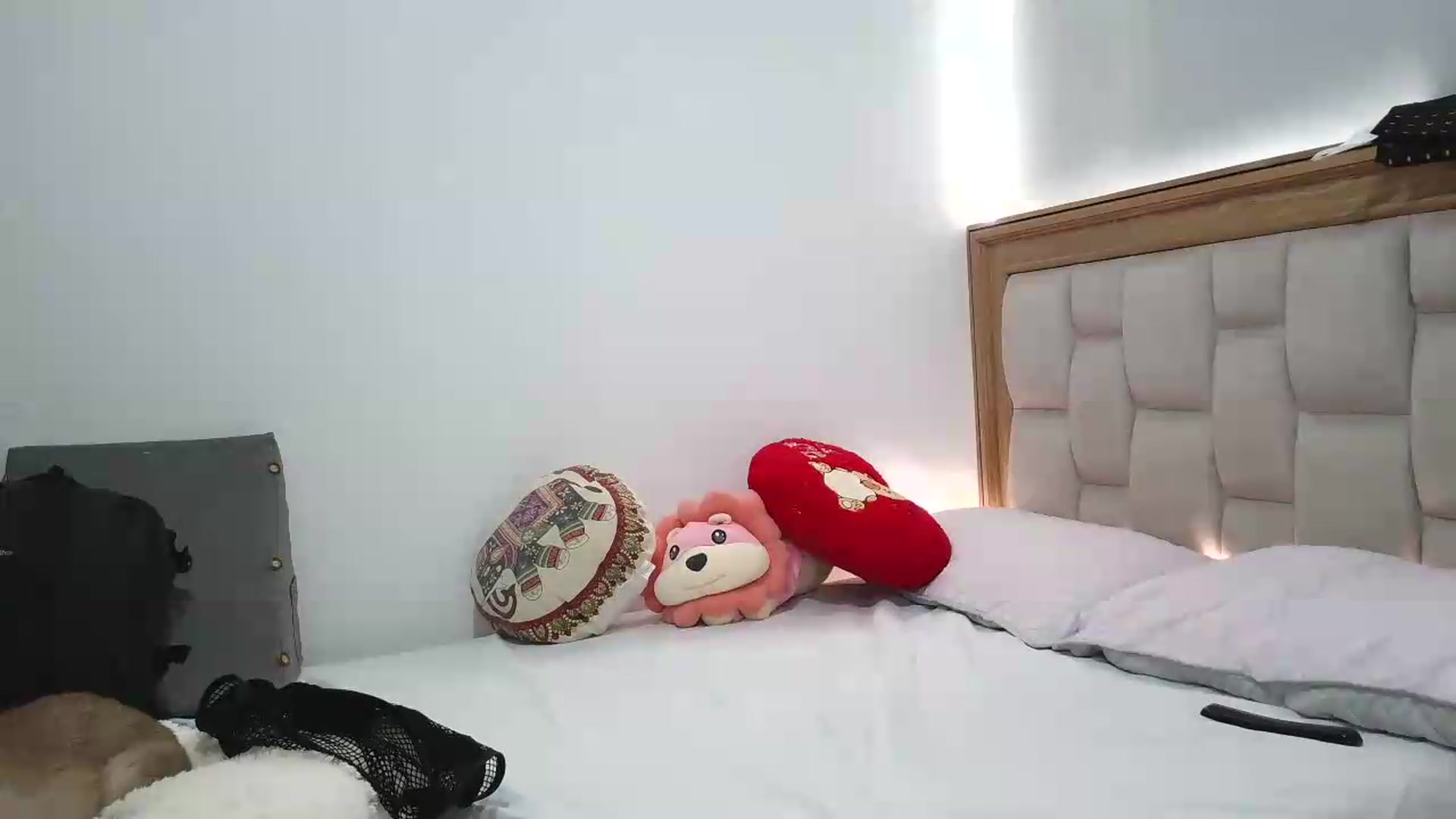 Gallery image thumbnail from yesicat's myfreecams stream on, 06/27/2026, 17:57 image 17 of 20