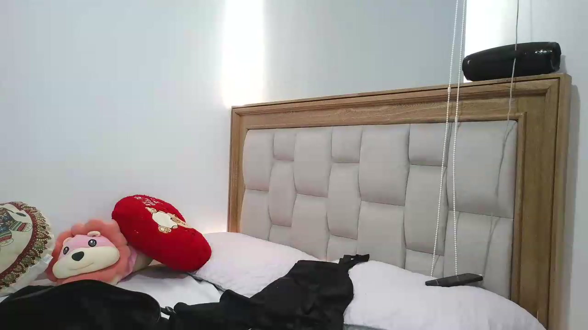 Gallery image thumbnail from yesicat's myfreecams stream on, 06/27/2026, 21:00 image 16 of 20