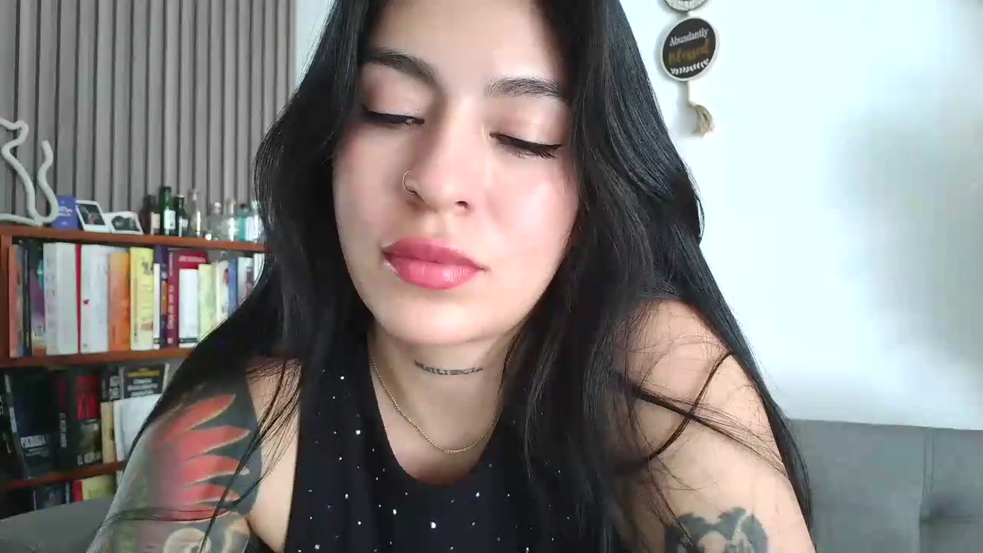 Gallery image thumbnail from yesicat's myfreecams stream on, 07/31/2026, 21:25 image 16 of 20