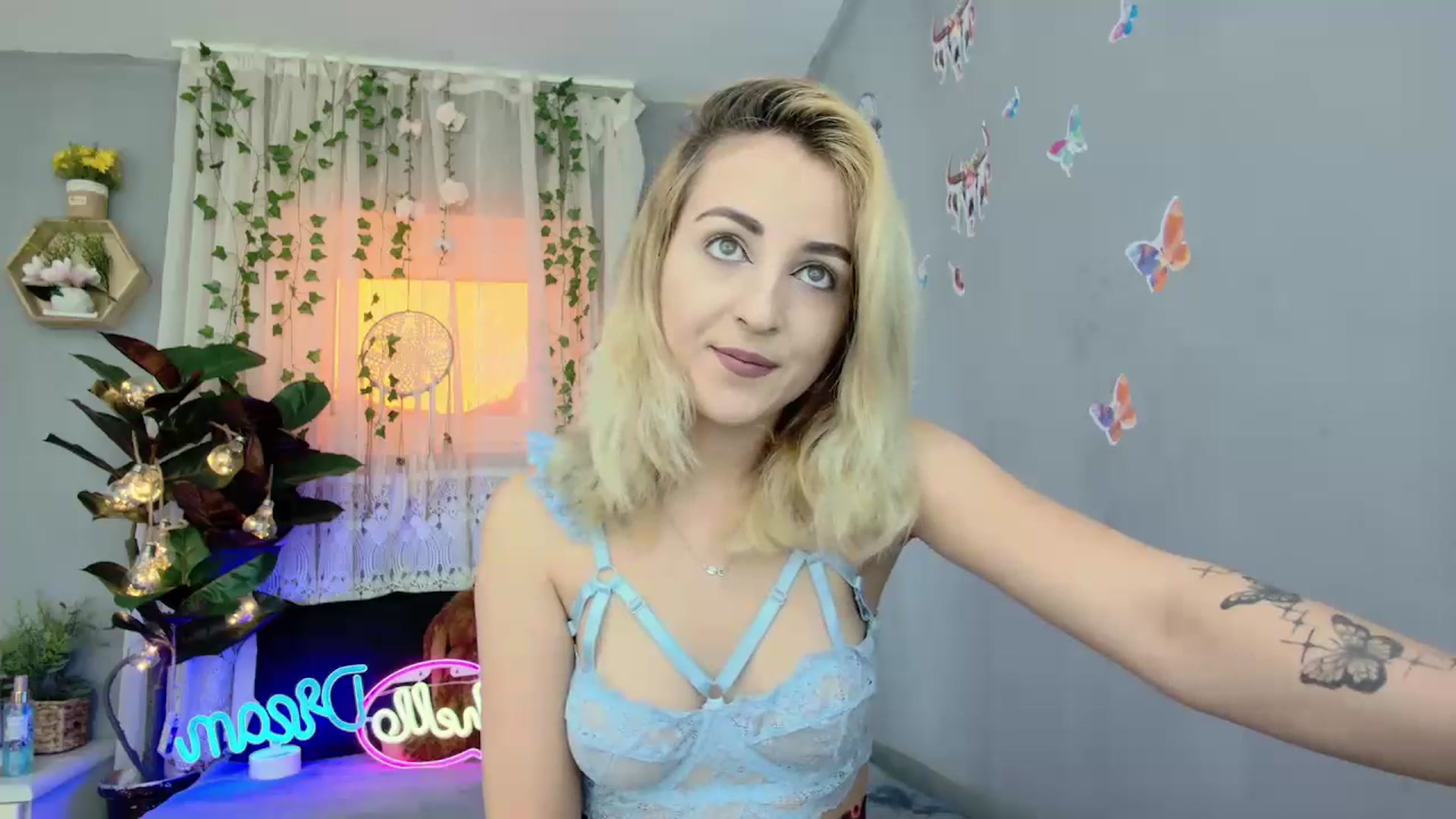 Gallery image thumbnail from your_dream's myfreecams stream on, 04/08/2025, 15:08 image 5 of 20