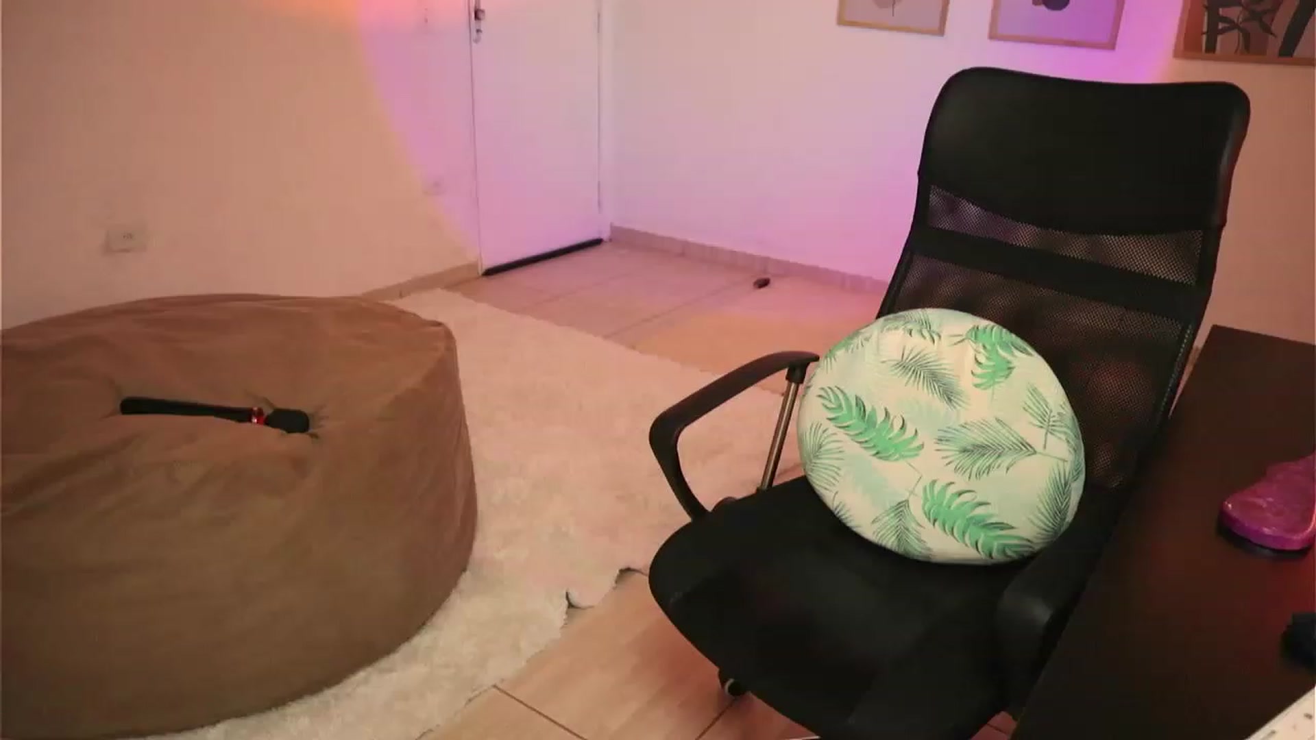 Gallery image thumbnail from yourboo_'s myfreecams stream on, 11/18/2022, 04:51 image 19 of 20