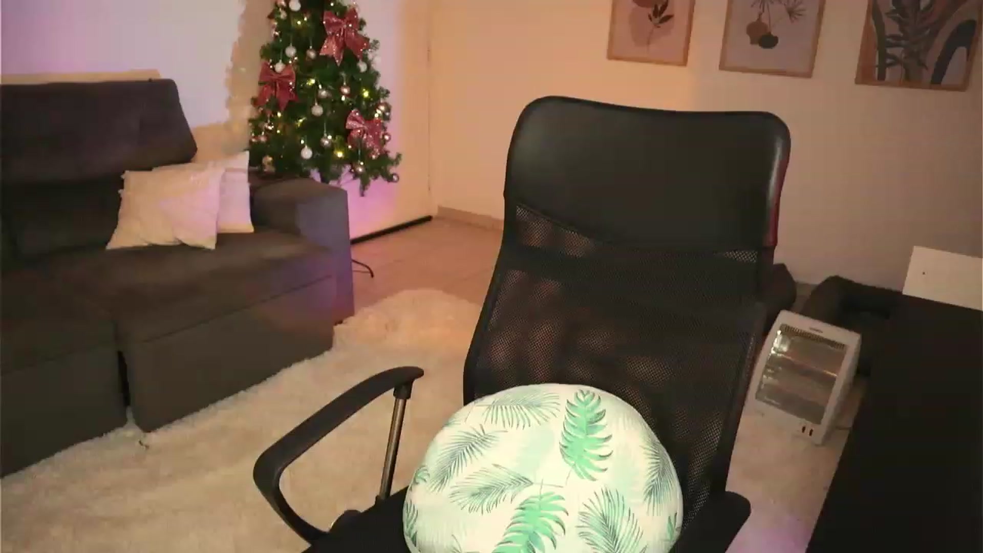 Gallery image thumbnail from yourboo_'s myfreecams stream on, 12/23/2022, 06:03 image 17 of 20