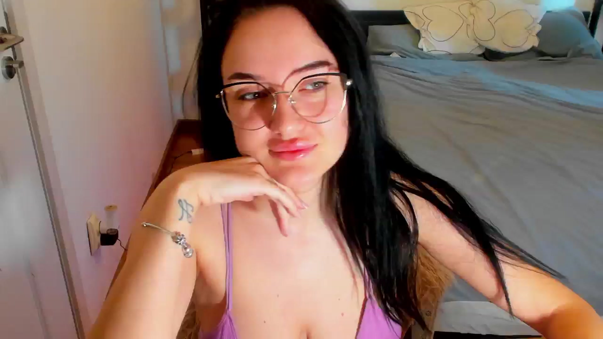 Gallery image thumbnail from yourbustygirl's myfreecams stream on, 03/31/2025, 10:13 image 1 of 20
