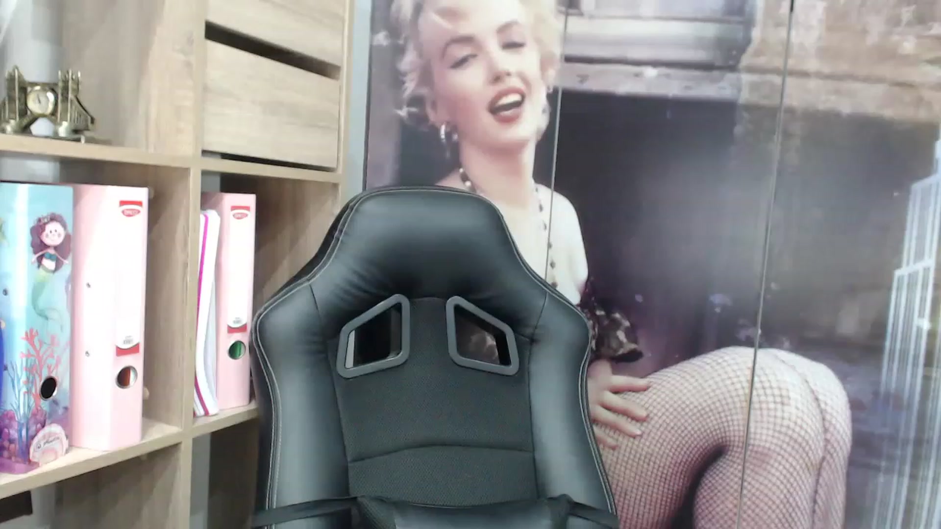 Gallery image thumbnail from yourstepmomy's myfreecams stream on, 11/16/2022, 21:27 image 14 of 20