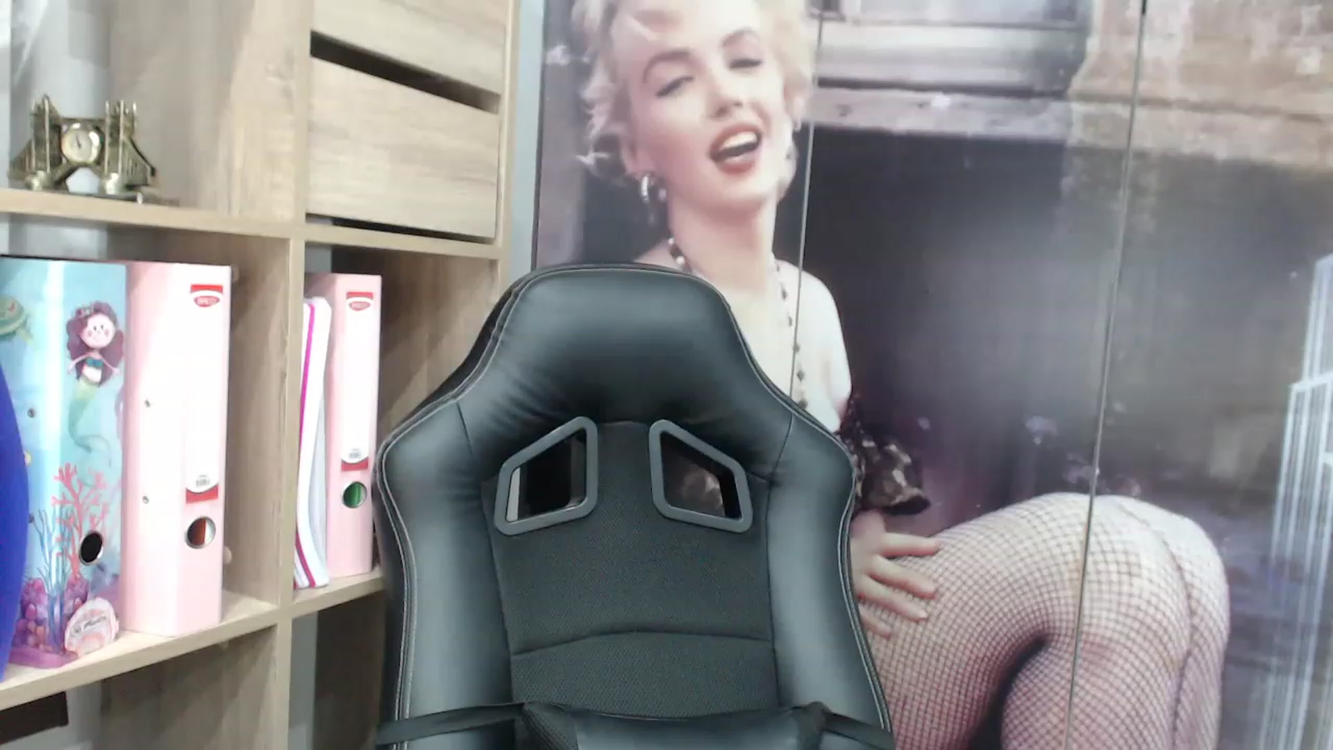 Gallery image thumbnail from yourstepmomy's myfreecams stream on, 11/16/2022, 21:27 image 13 of 20