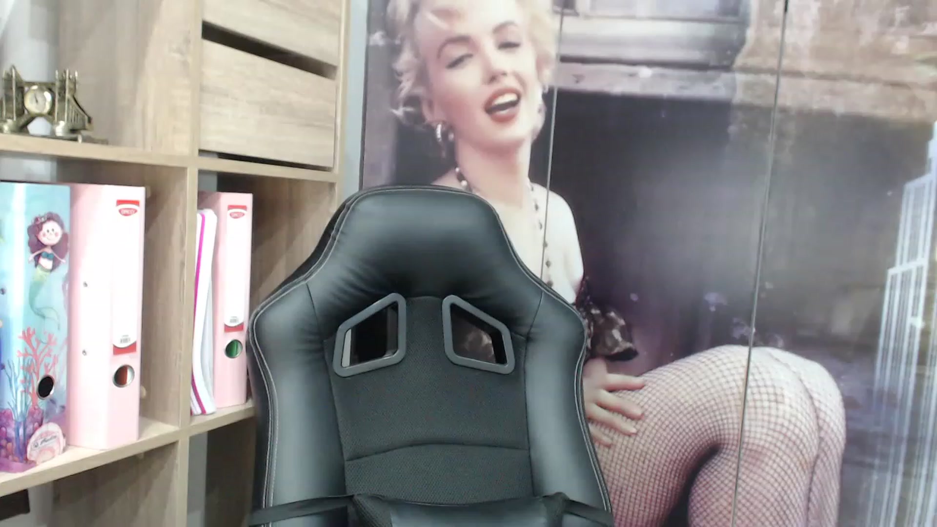 Gallery image thumbnail from yourstepmomy's myfreecams stream on, 11/16/2022, 21:27 image 15 of 20