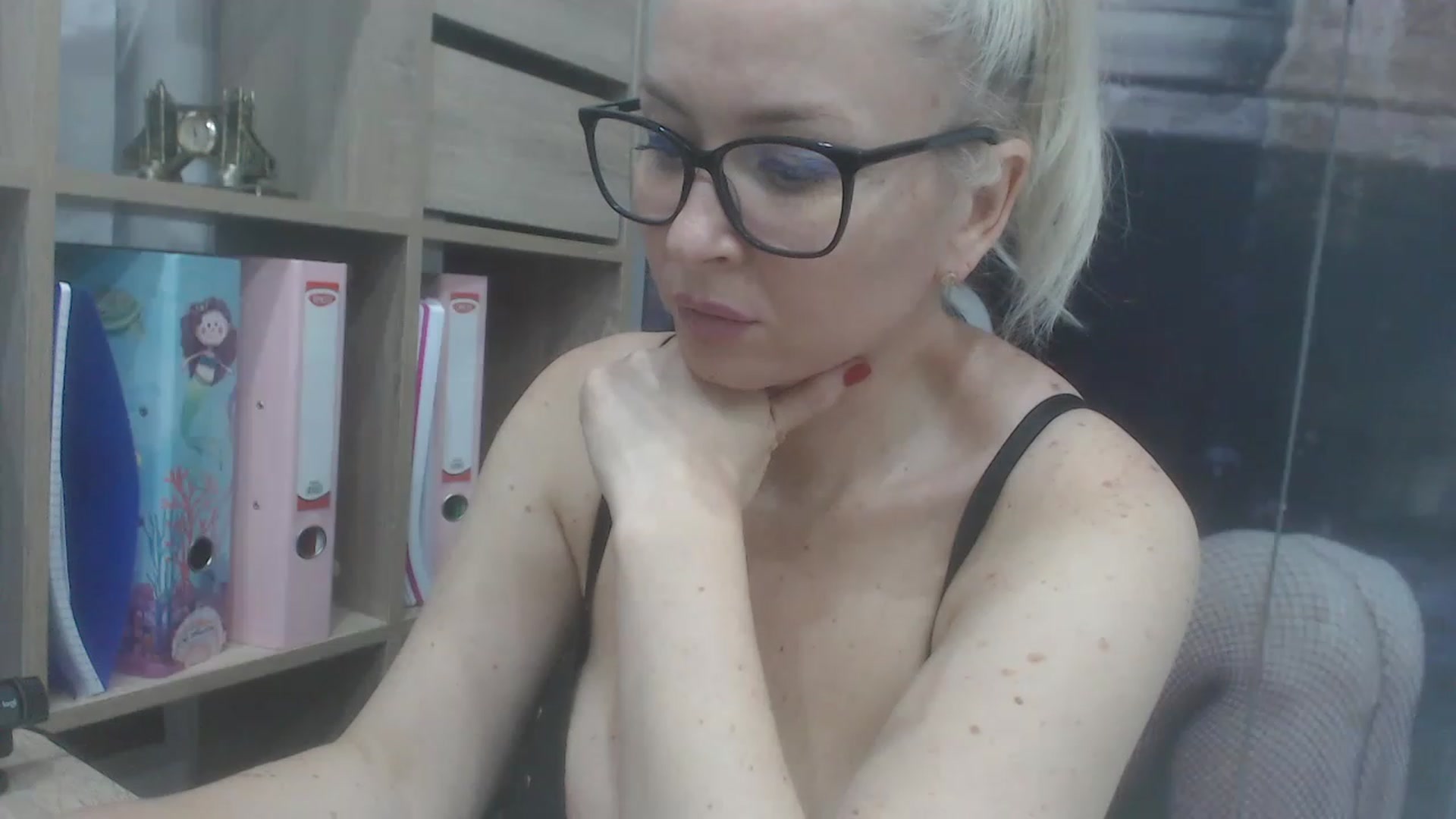 Gallery image thumbnail from yourstepmomy's myfreecams stream on, 11/17/2022, 23:46 image 5 of 20