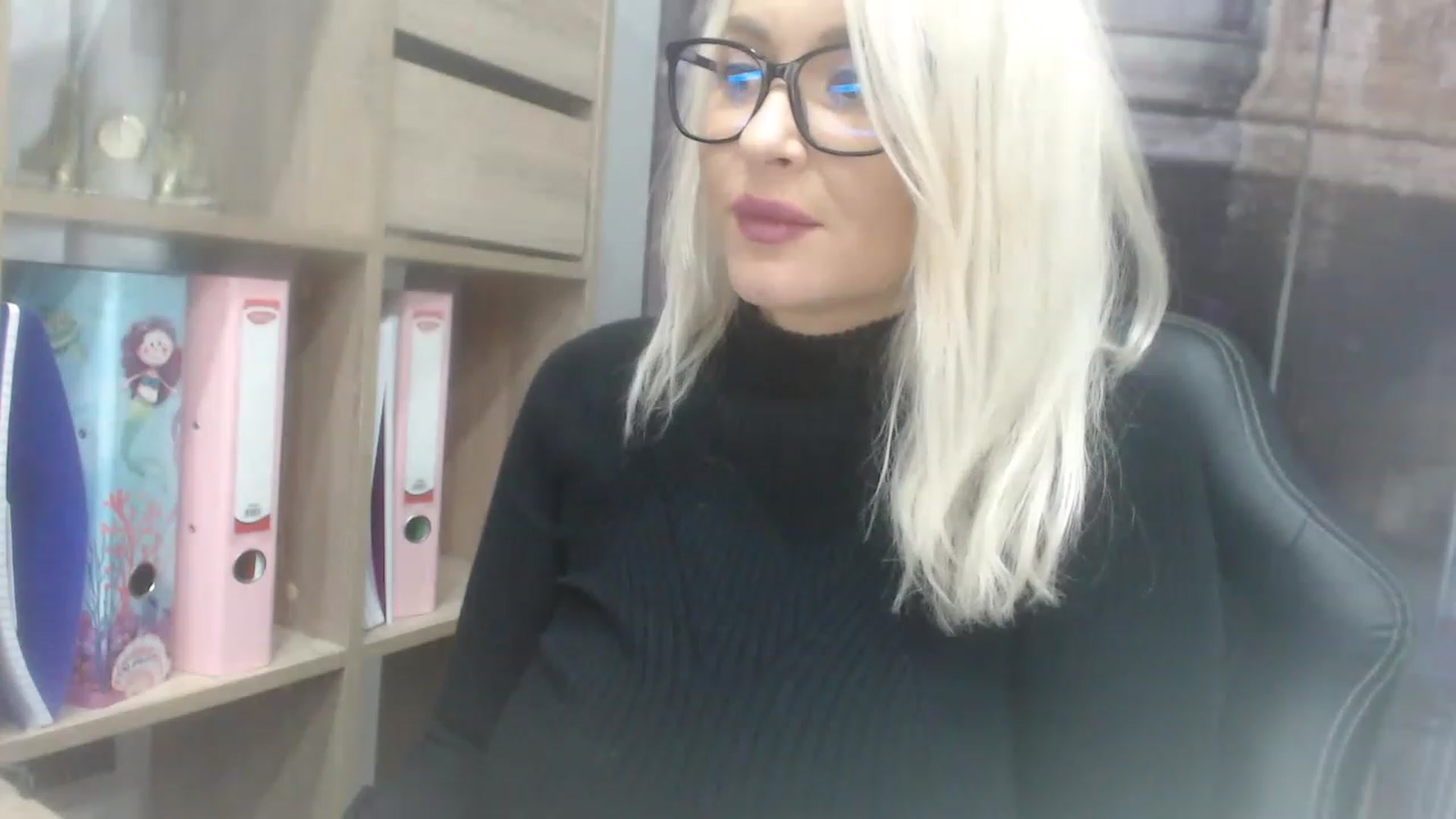 Gallery image thumbnail from yourstepmomy's myfreecams stream on, 11/23/2022, 21:41 image 7 of 20