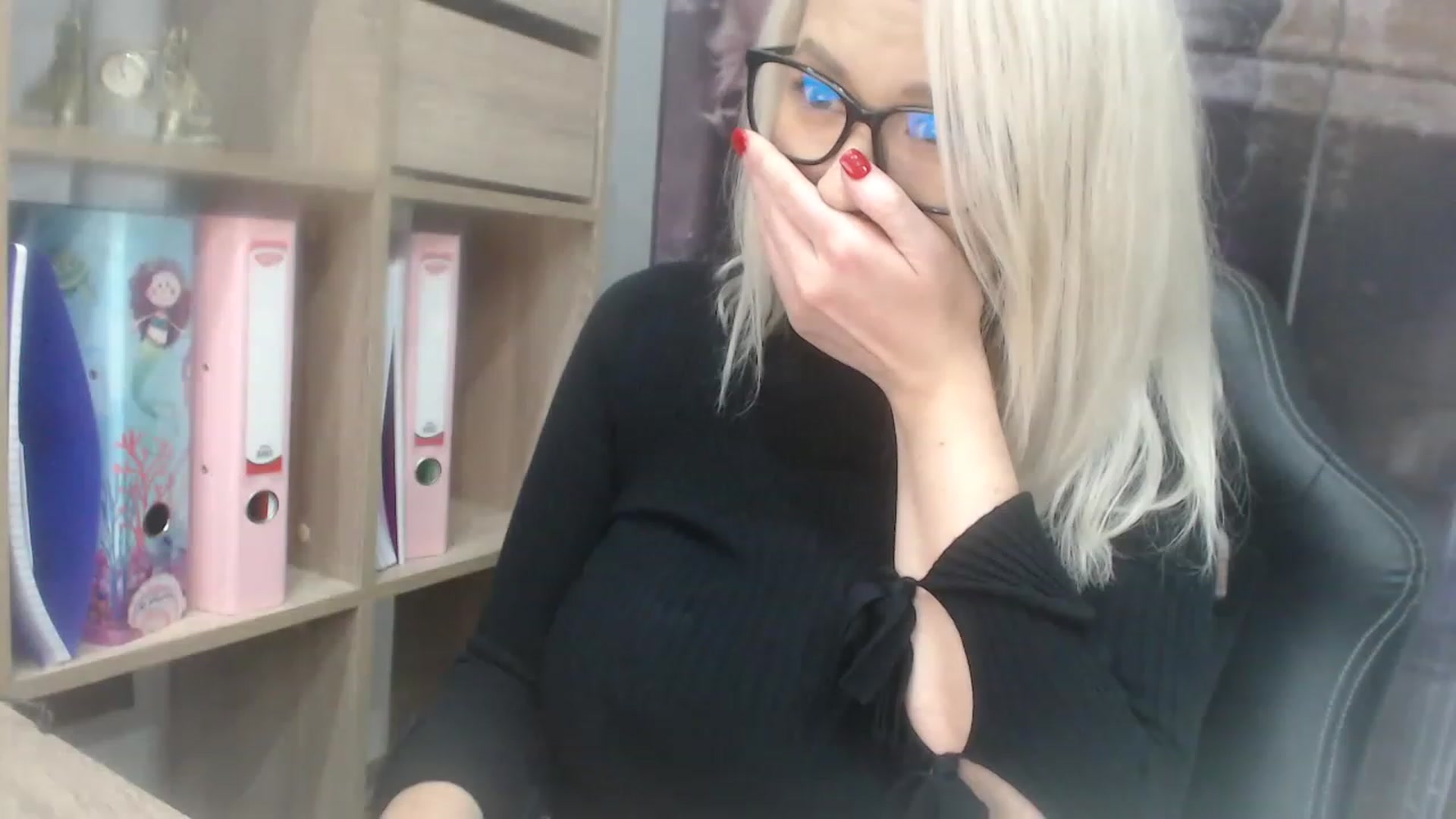 Gallery image thumbnail from yourstepmomy's myfreecams stream on, 11/23/2022, 21:41 image 9 of 20