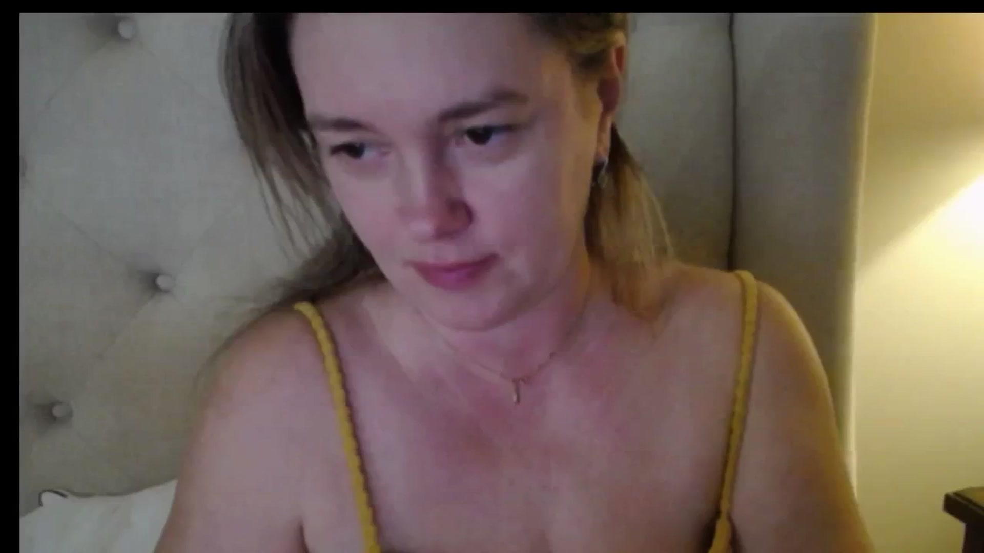 J0llye video thumbnail