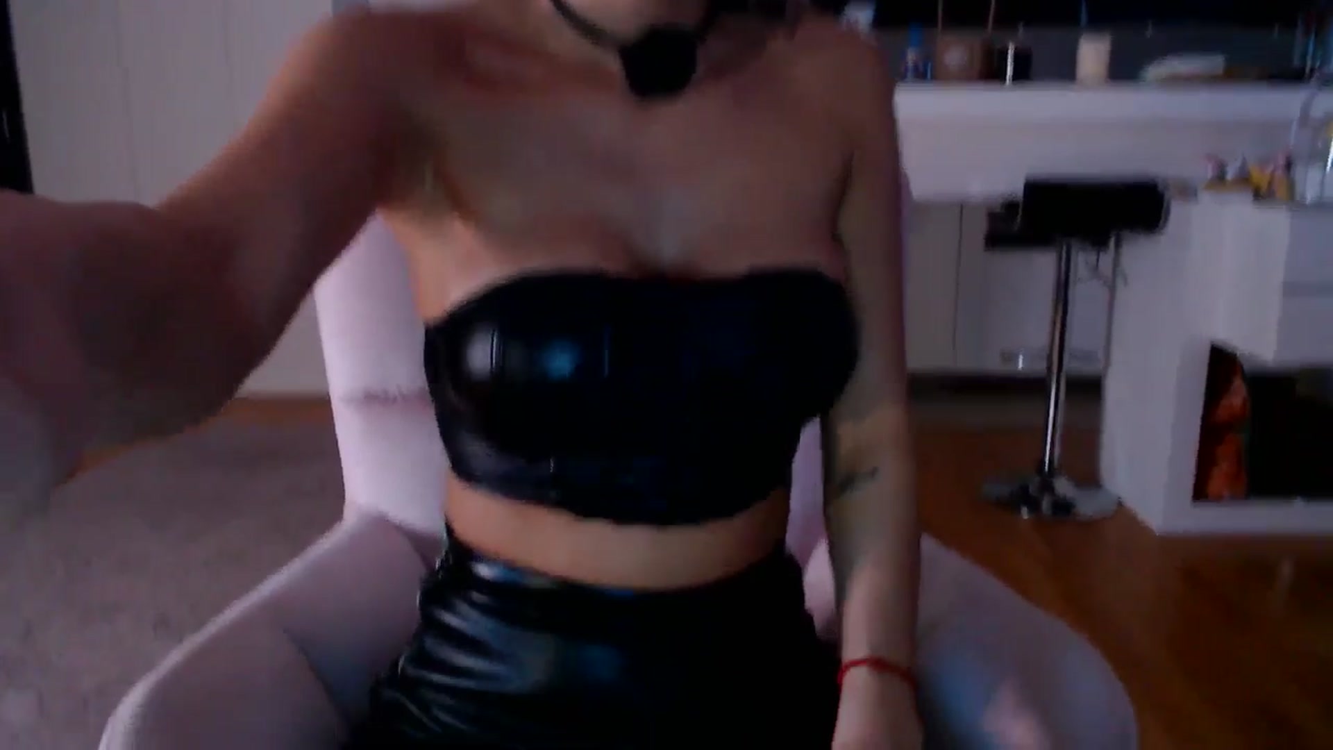 D_y_y video thumbnail