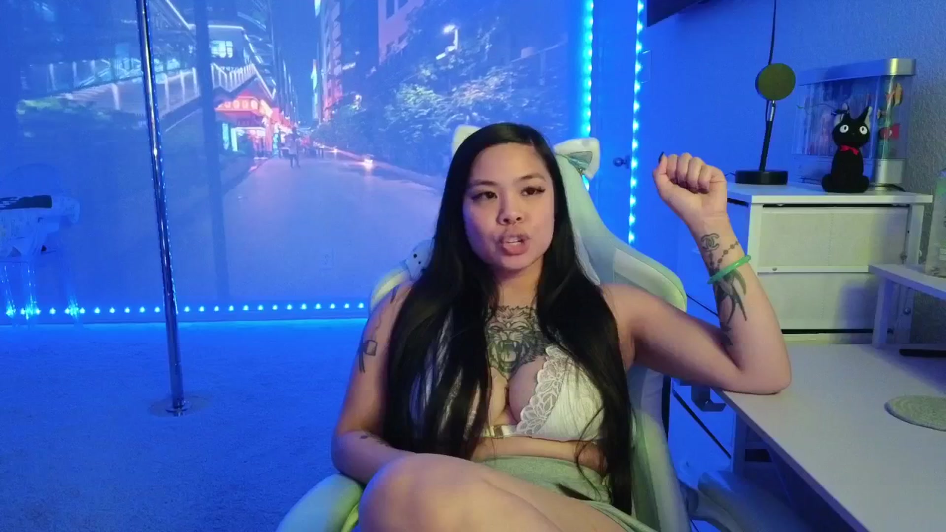 dolllface video thumbnail