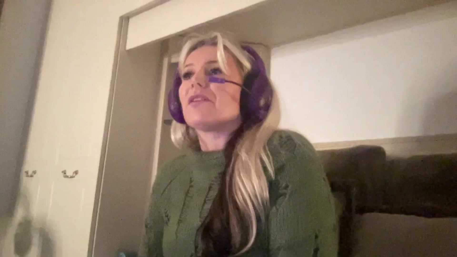 LarasDen video thumbnail