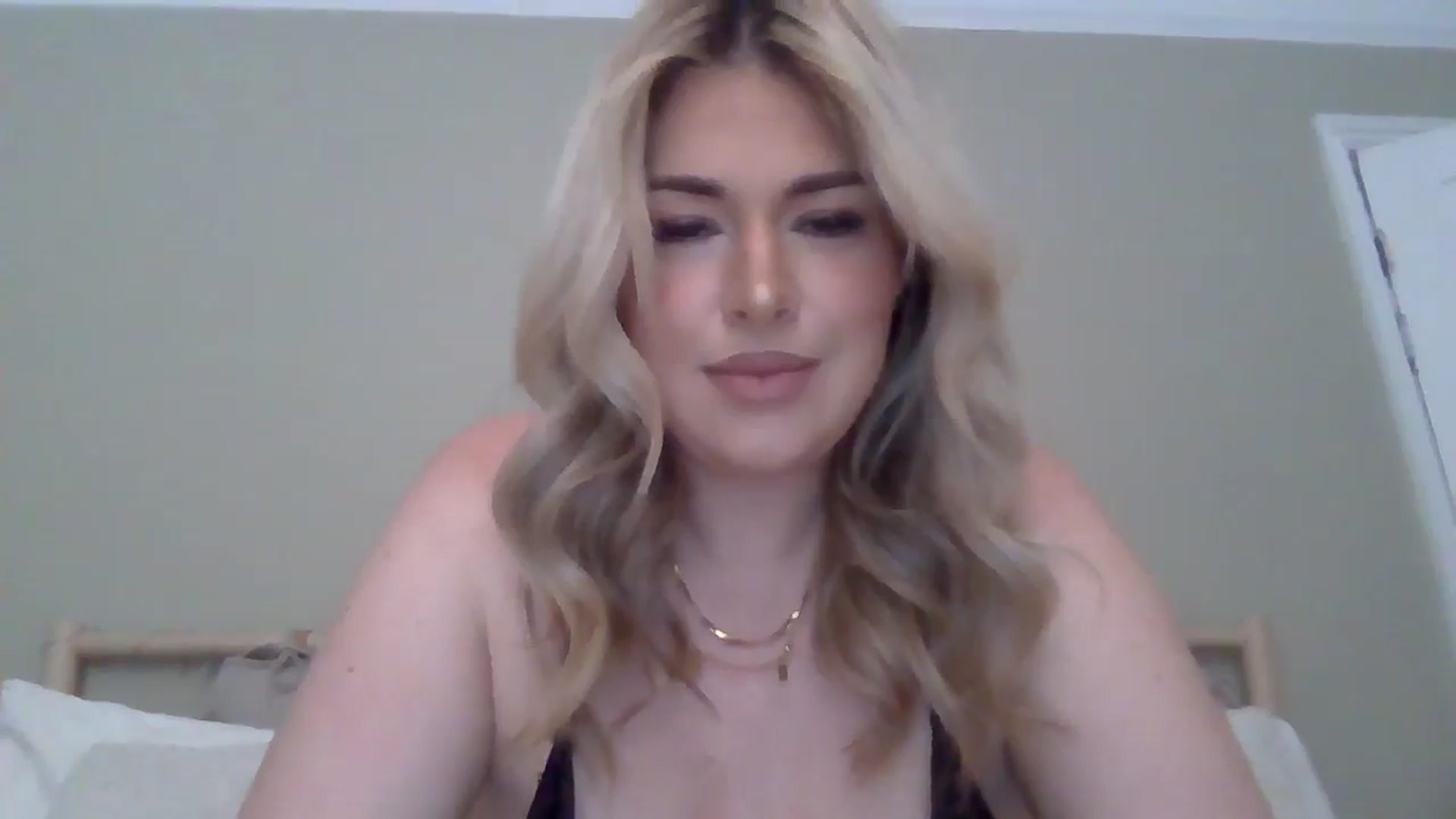 Roxy_Reveals video thumbnail