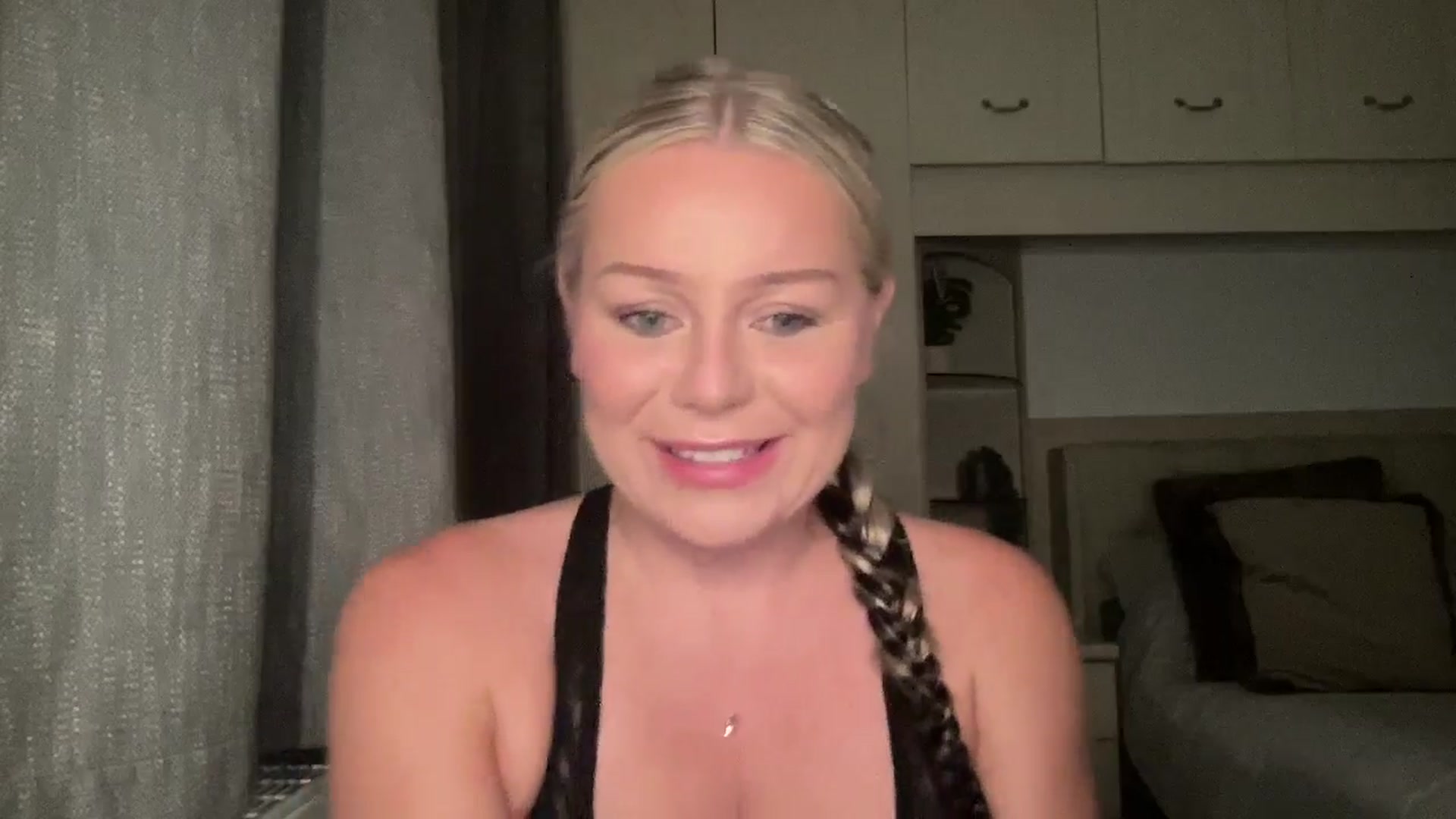 LarasDen video thumbnail