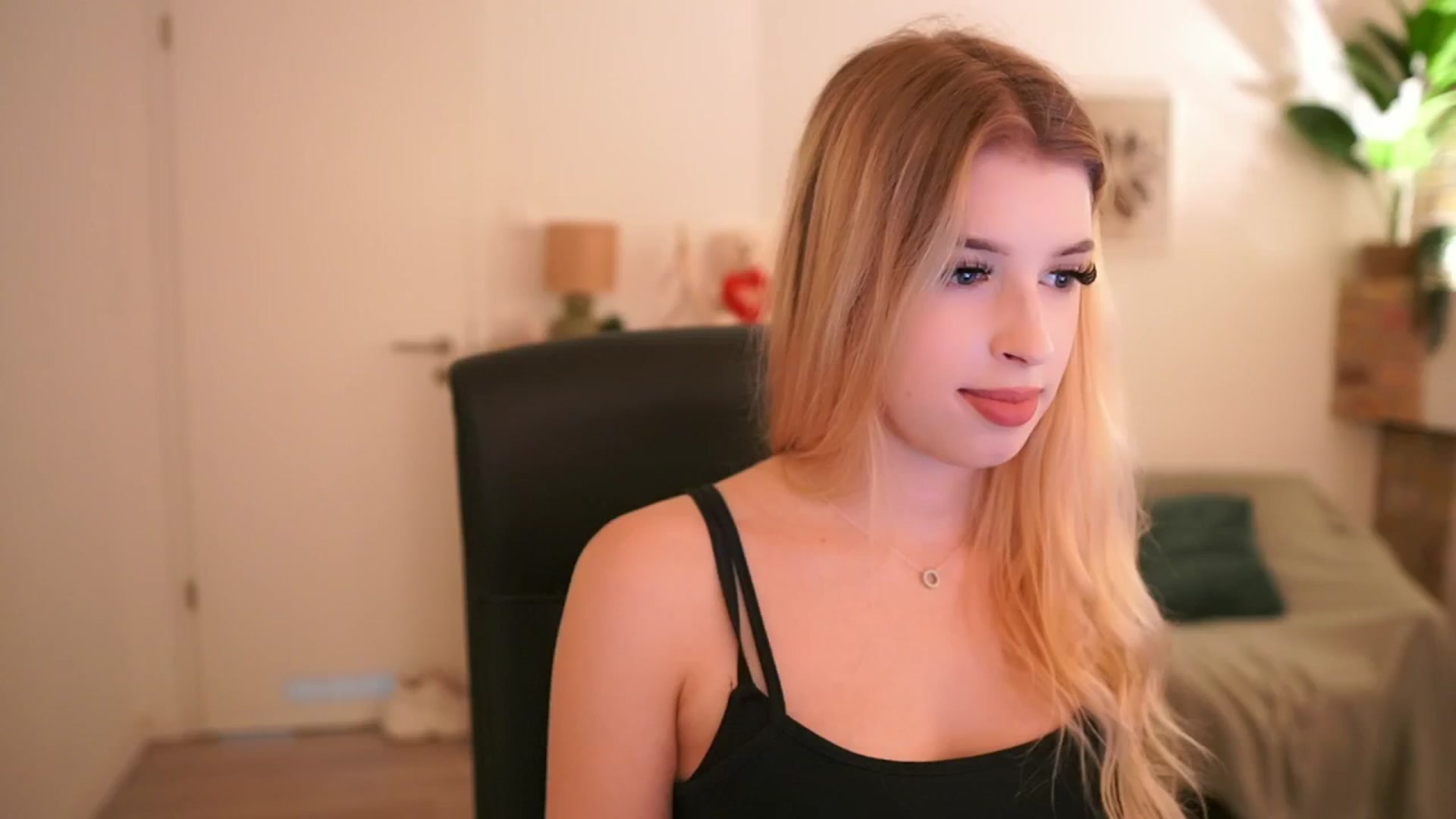 Peachyliana video thumbnail