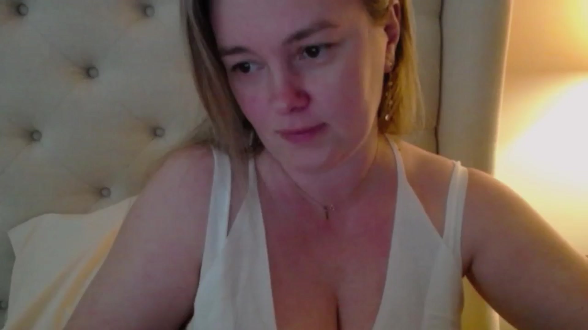 J0llye video thumbnail