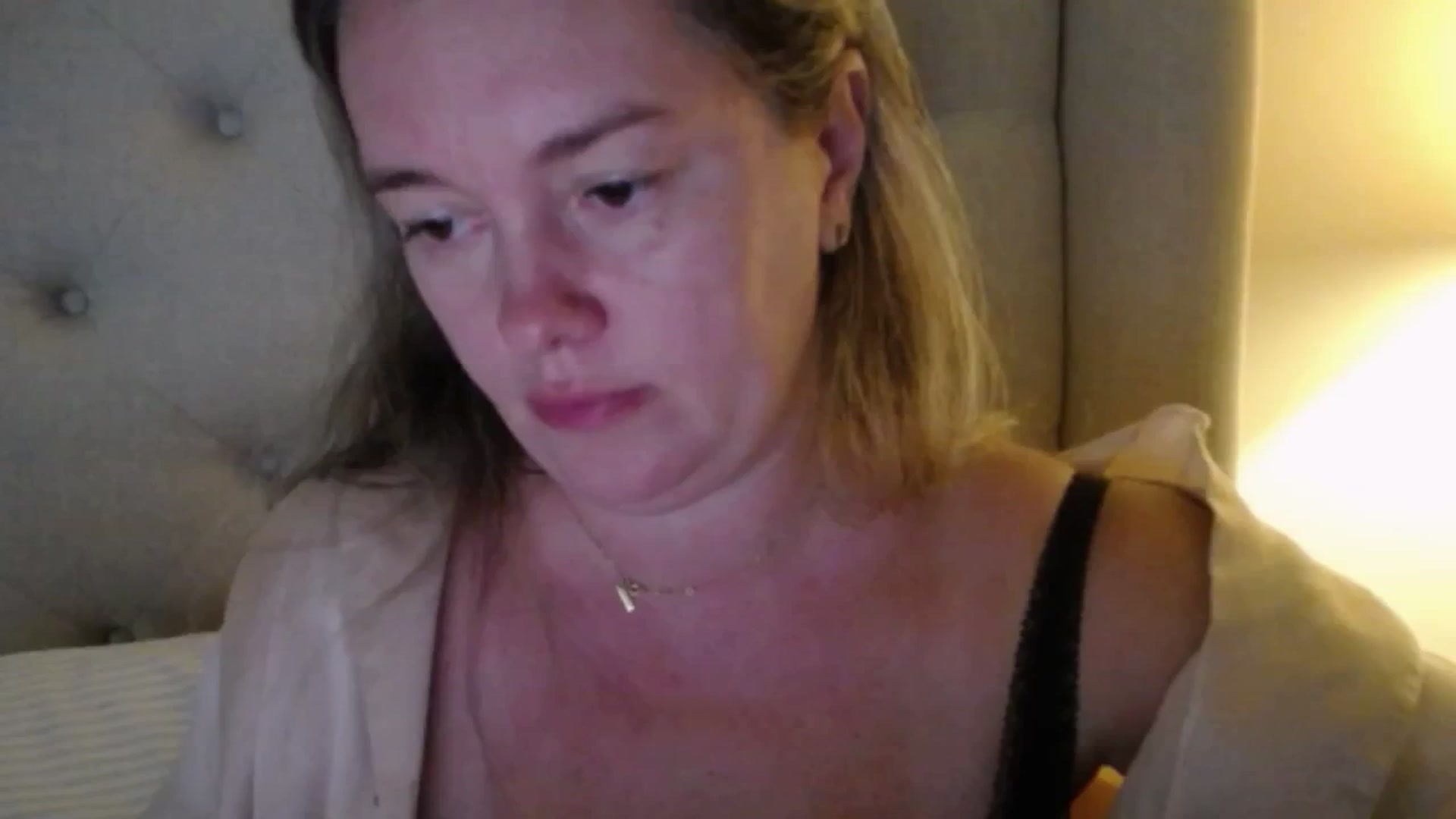 J0llye video thumbnail