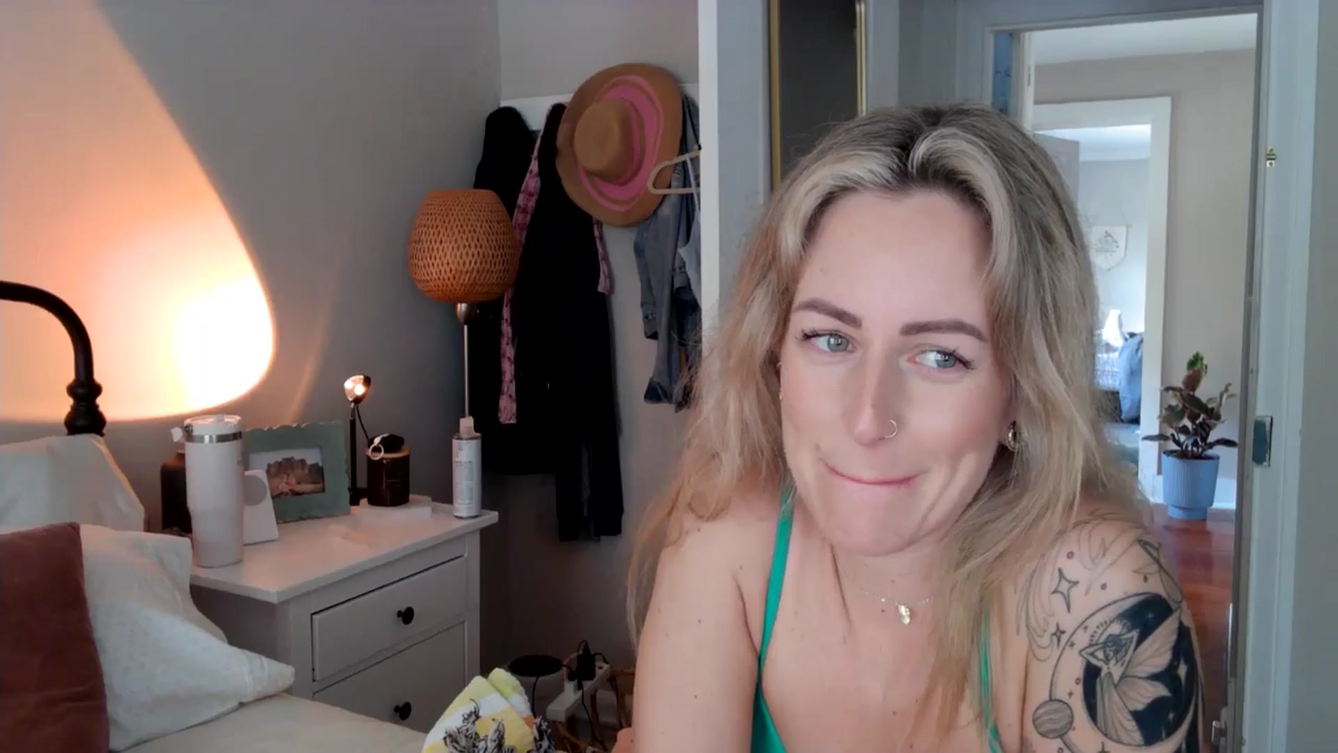 Lena_bee video thumbnail
