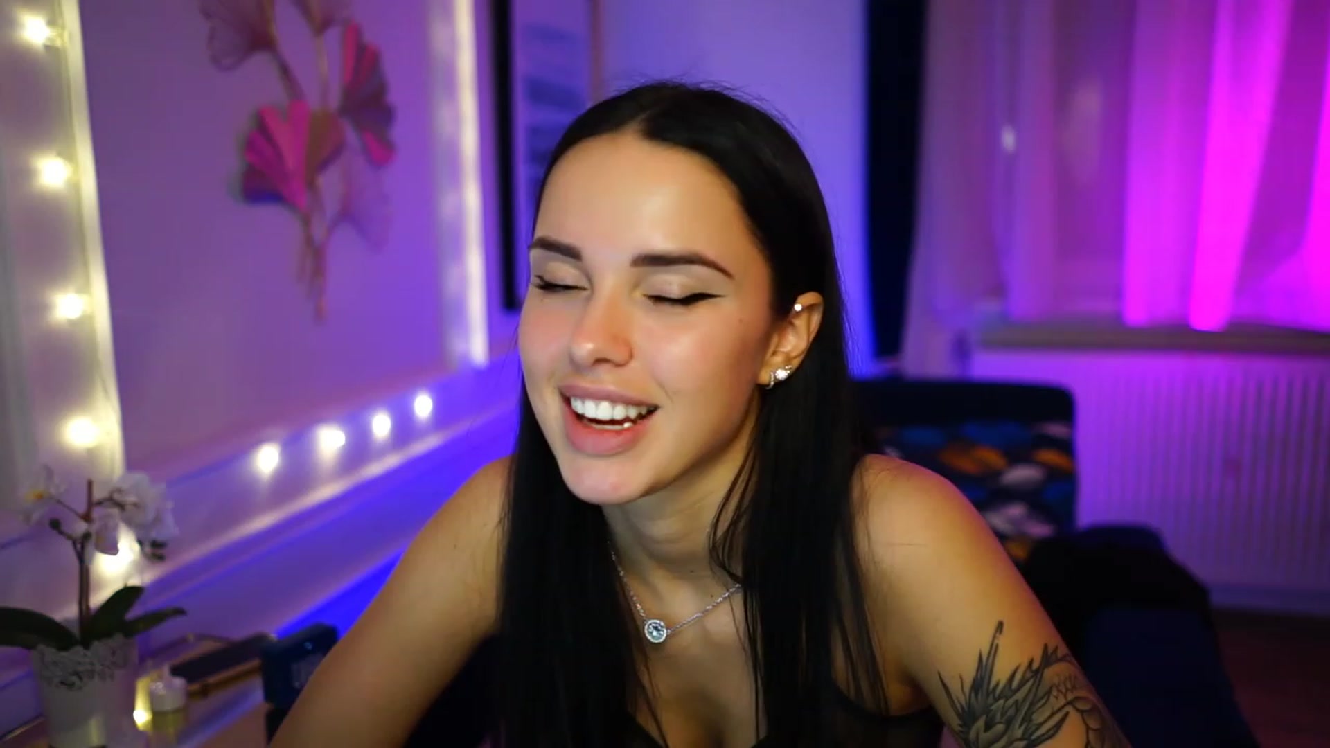 cinnabellee video thumbnail