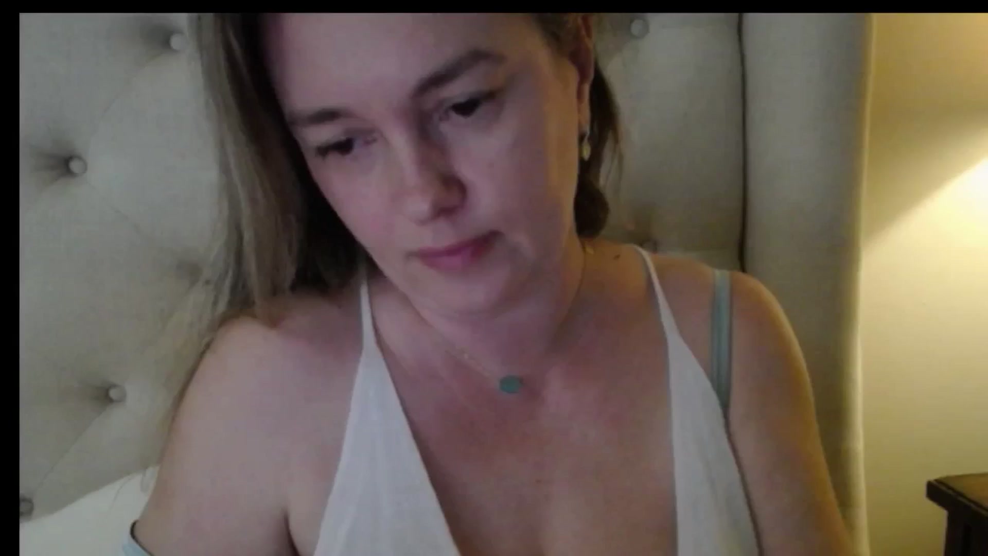 J0llye video thumbnail