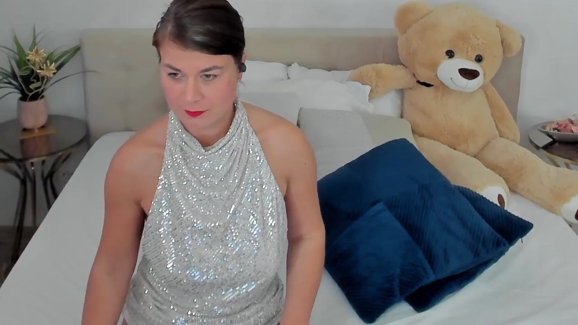 SuaveGia video thumbnail