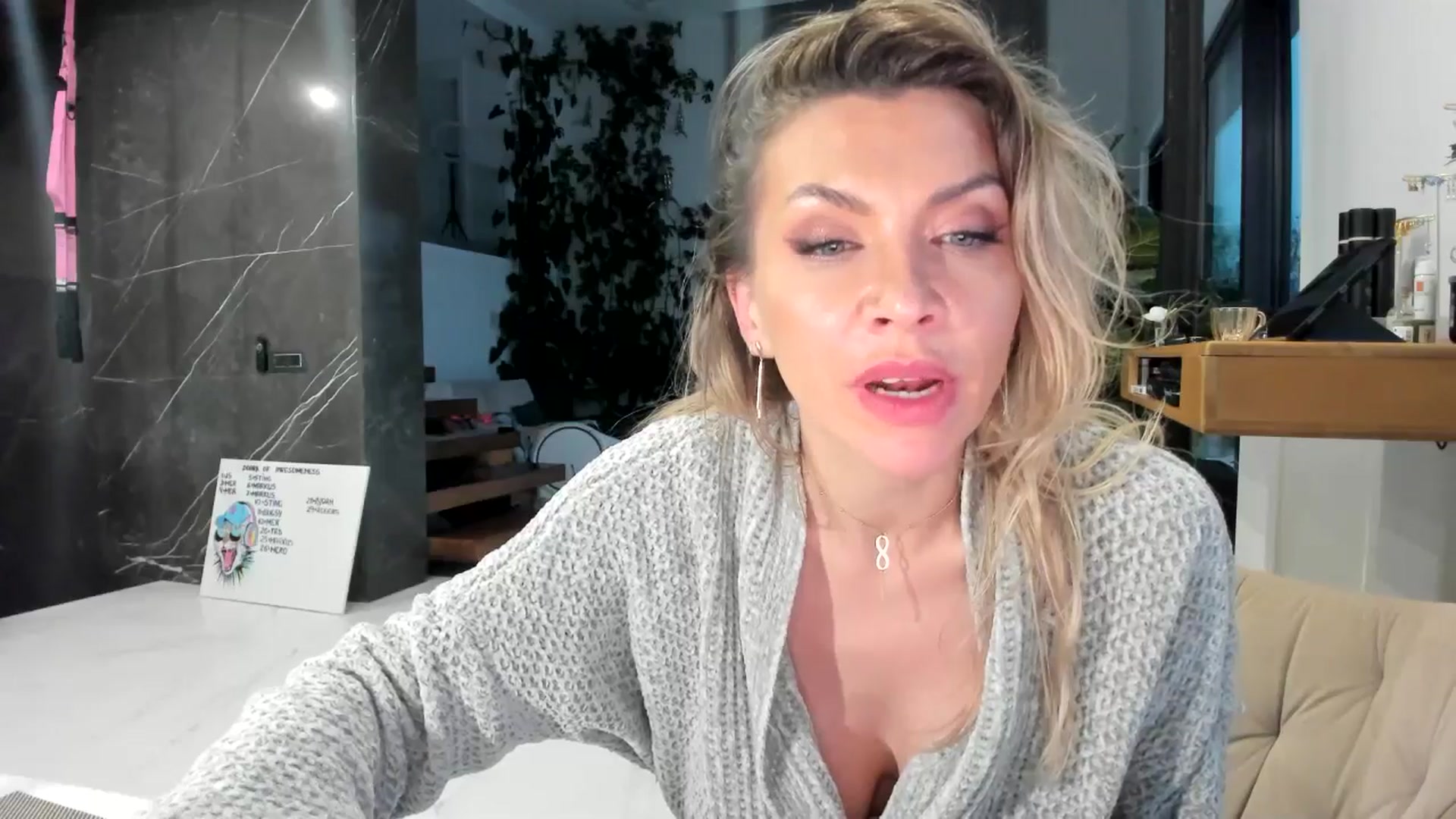 AweJolie video thumbnail