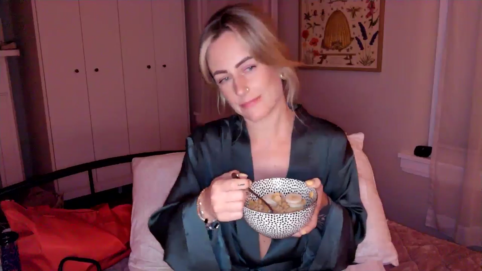 Lena_bee video thumbnail