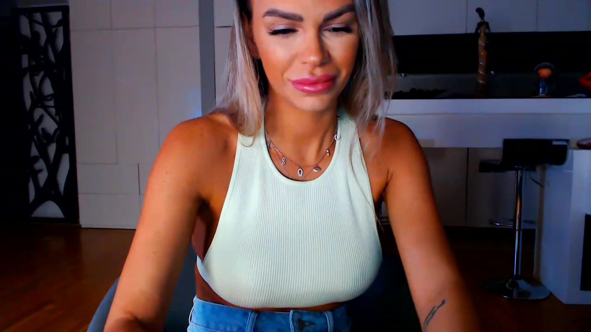D_y_y video thumbnail