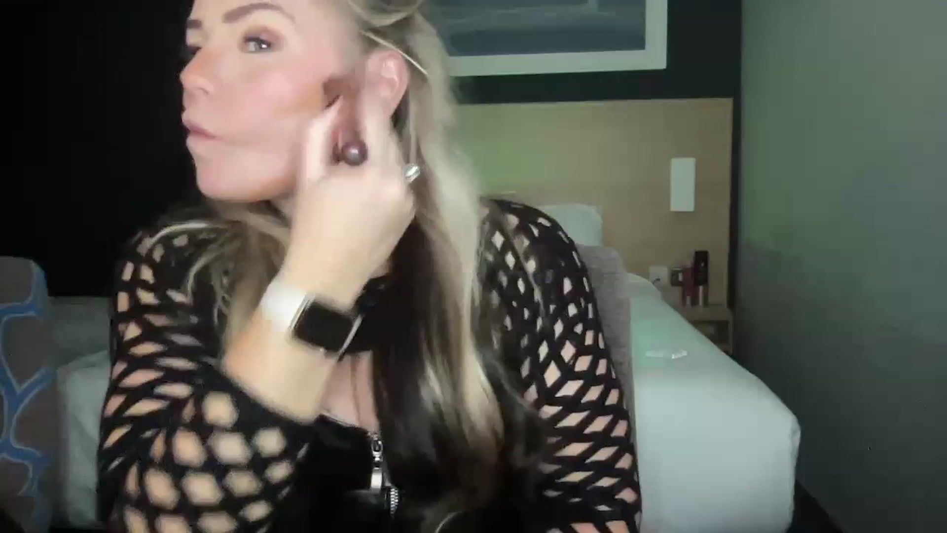 LarasDen video thumbnail