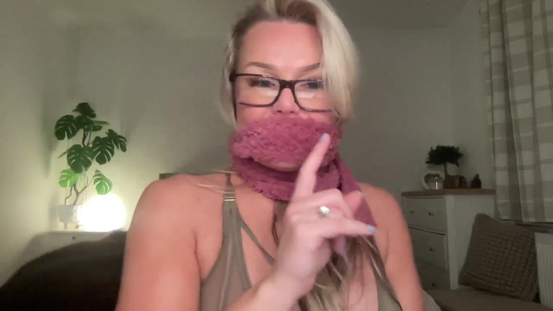 LarasDen video thumbnail