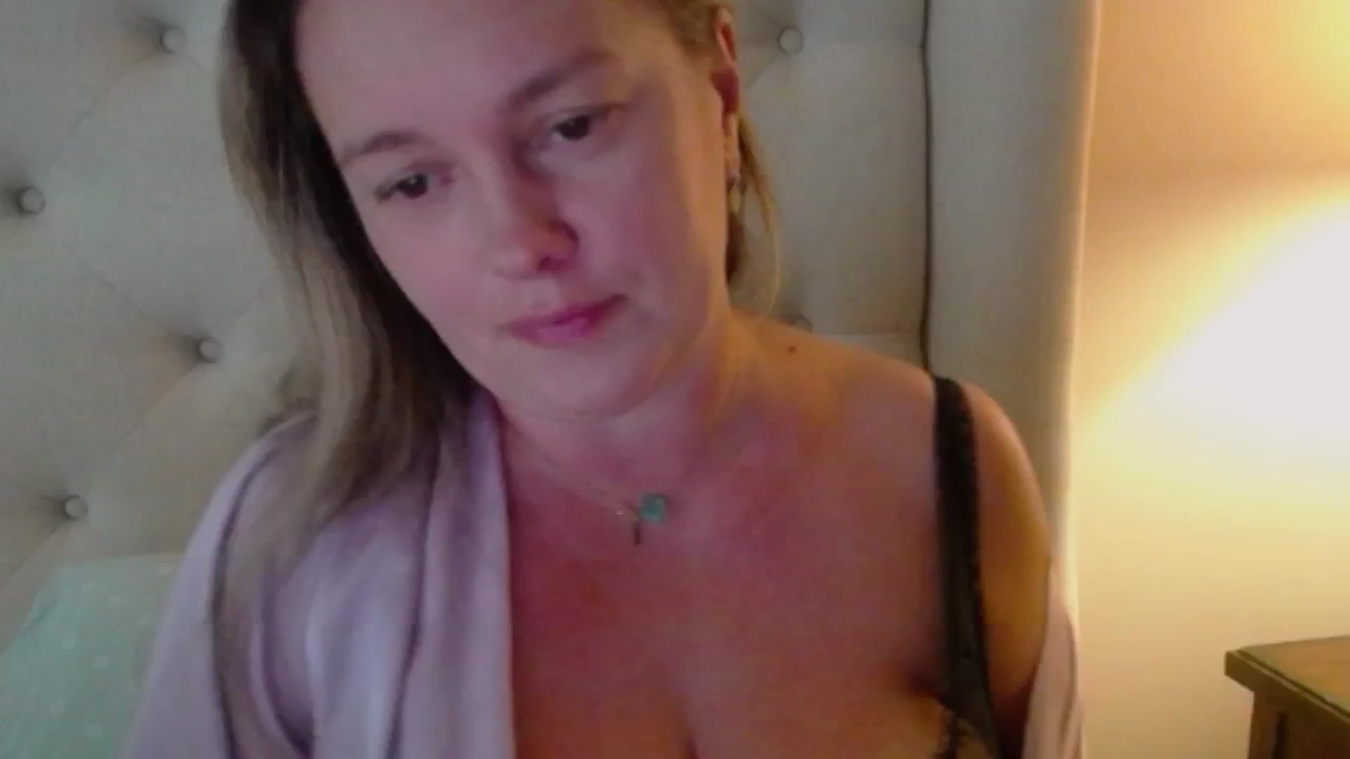 J0llye video thumbnail