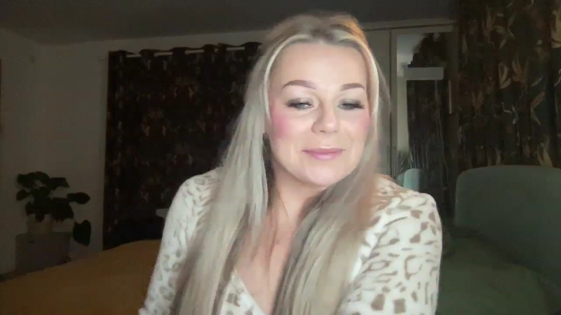 Little_L video thumbnail