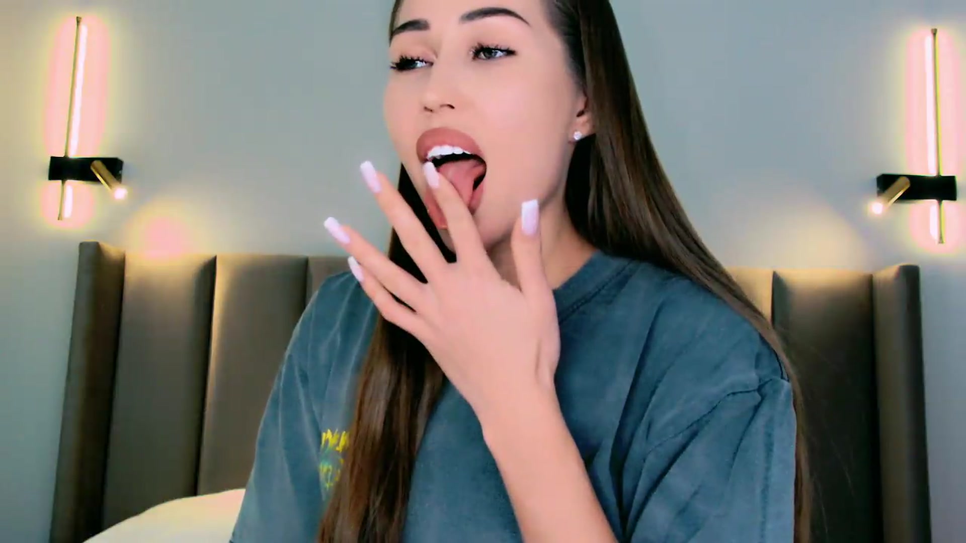 mia4sin video thumbnail
