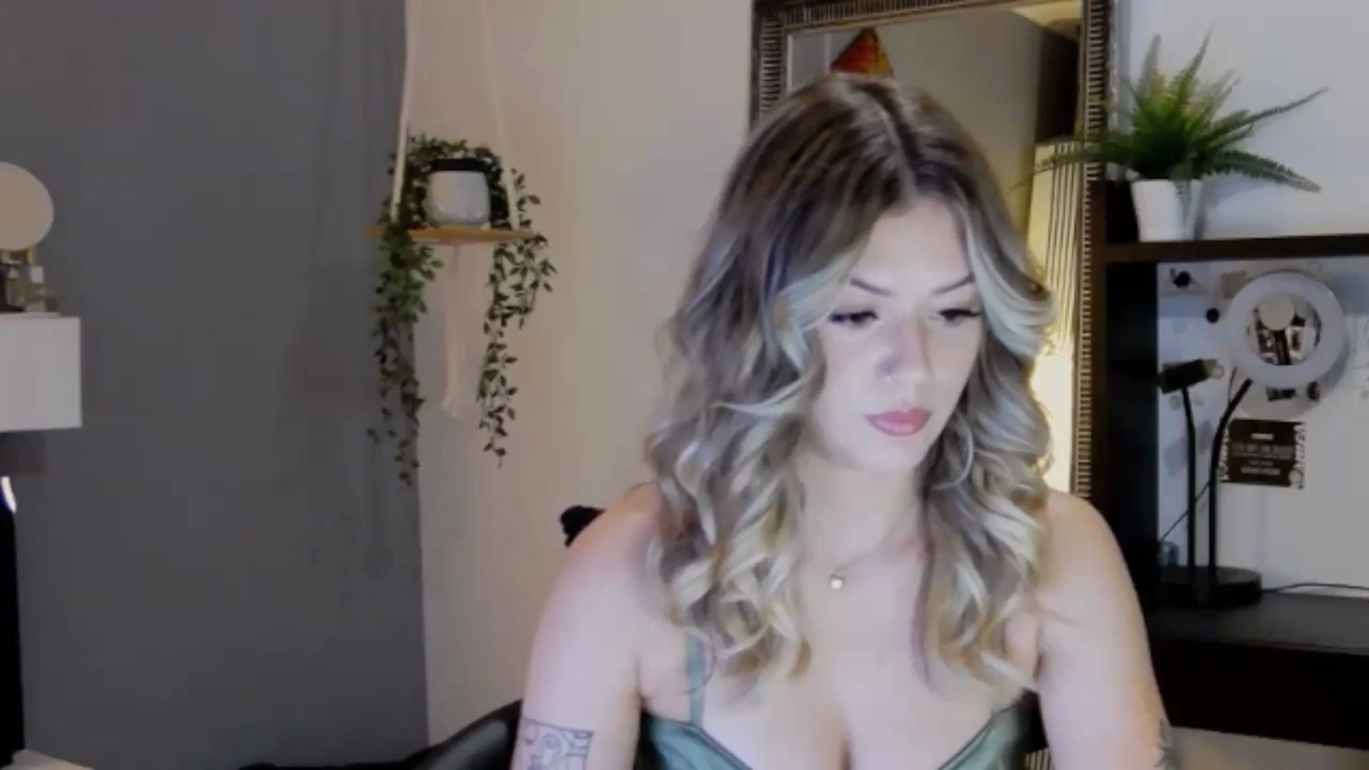 RiriBee video thumbnail
