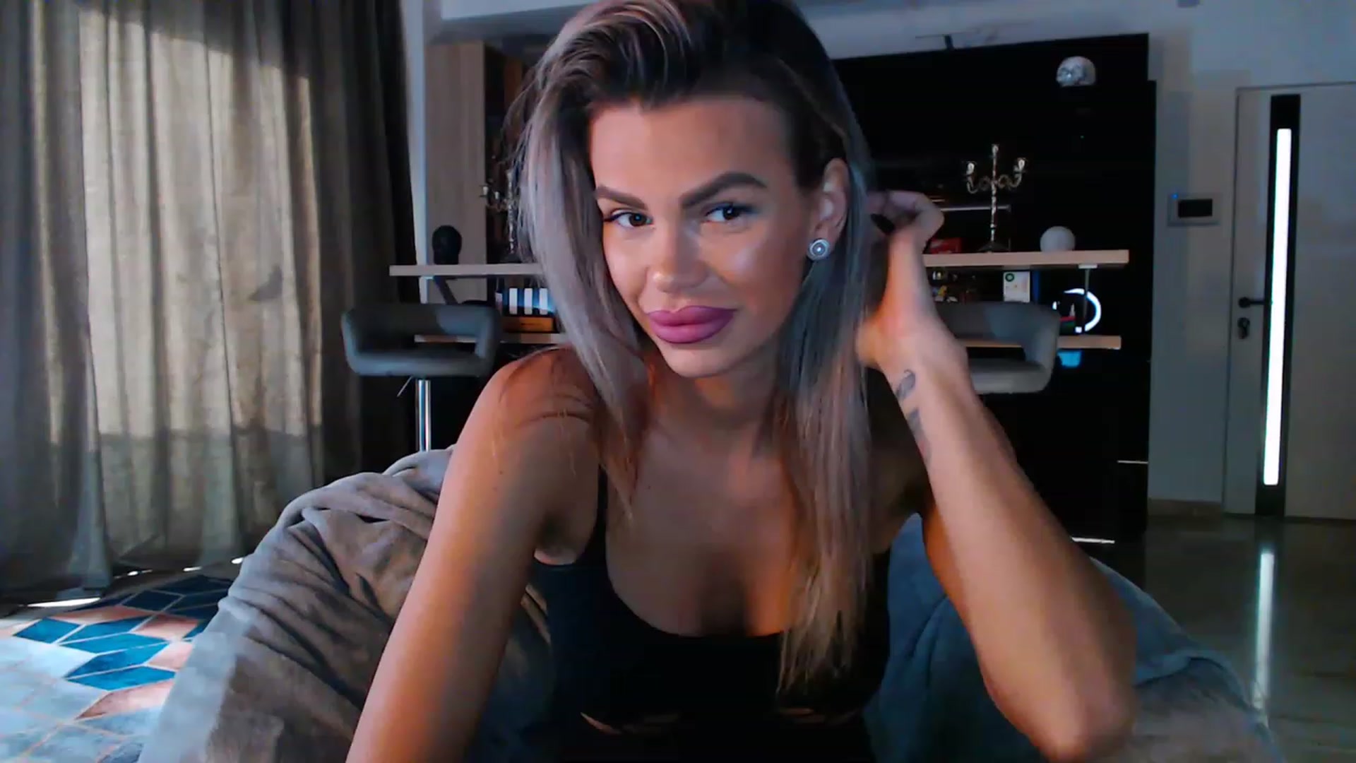 D_y_y video thumbnail