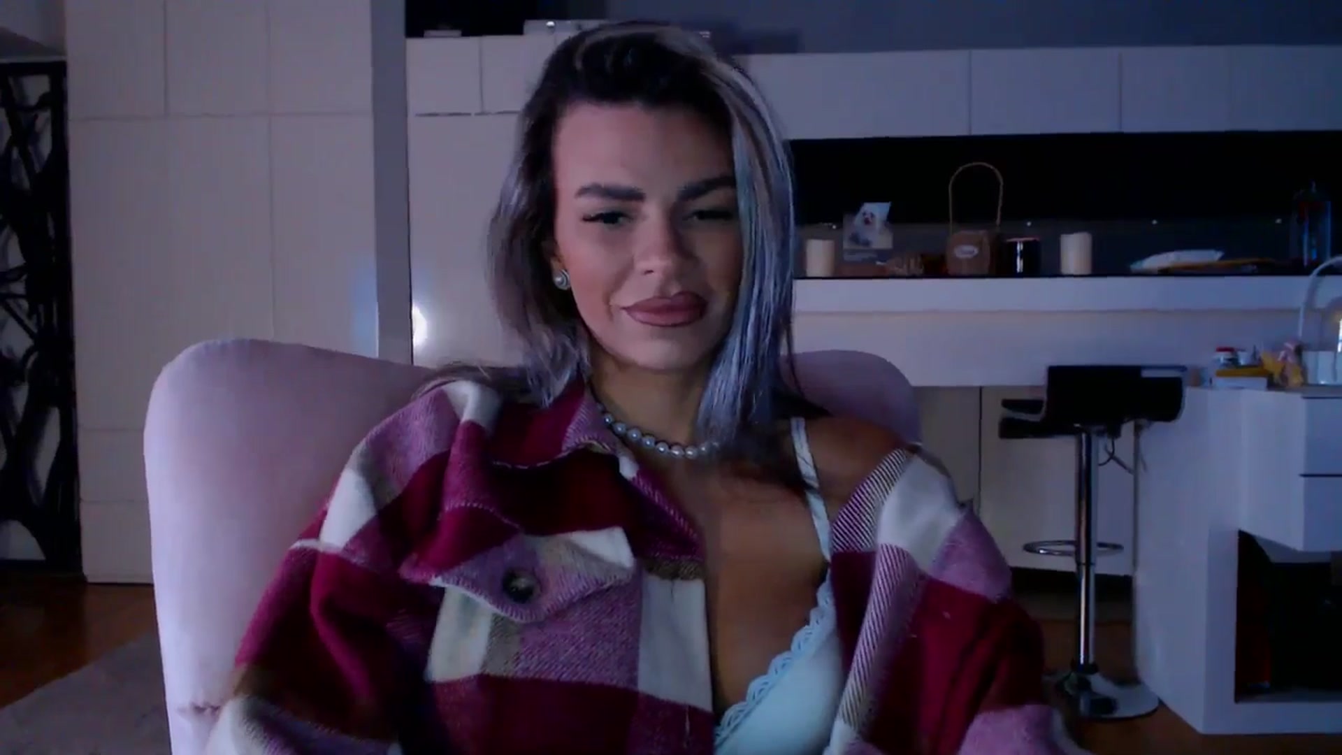 D_y_y video thumbnail