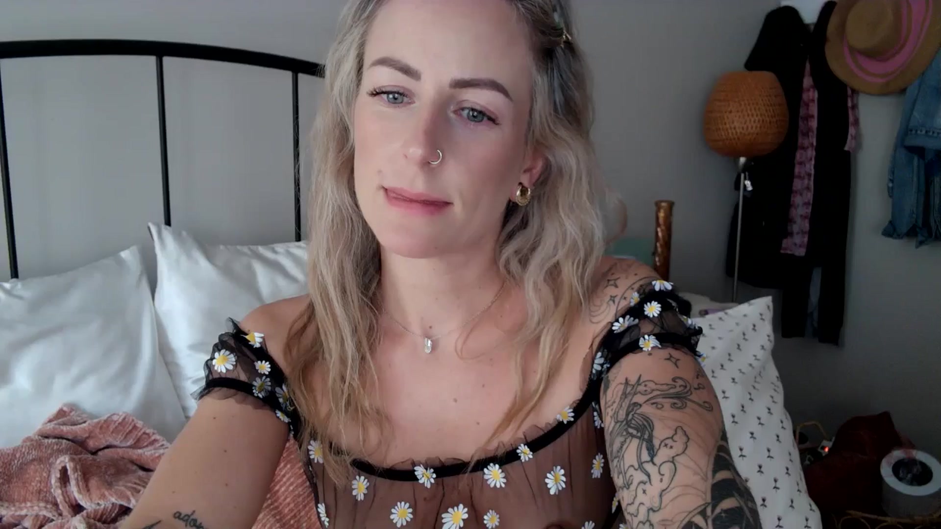 Lena_bee video thumbnail