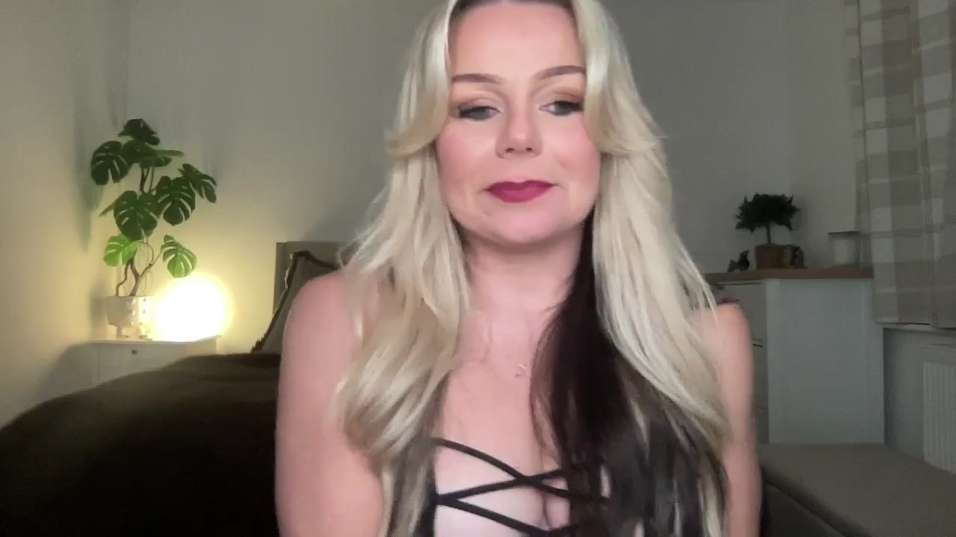 LarasDen video thumbnail