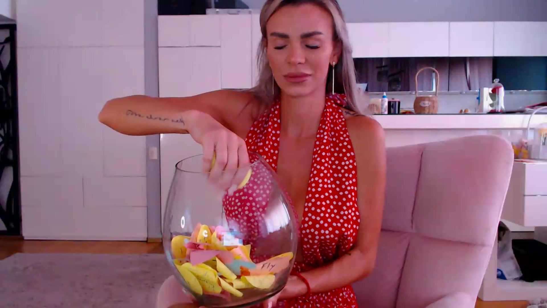 D_y_y video thumbnail