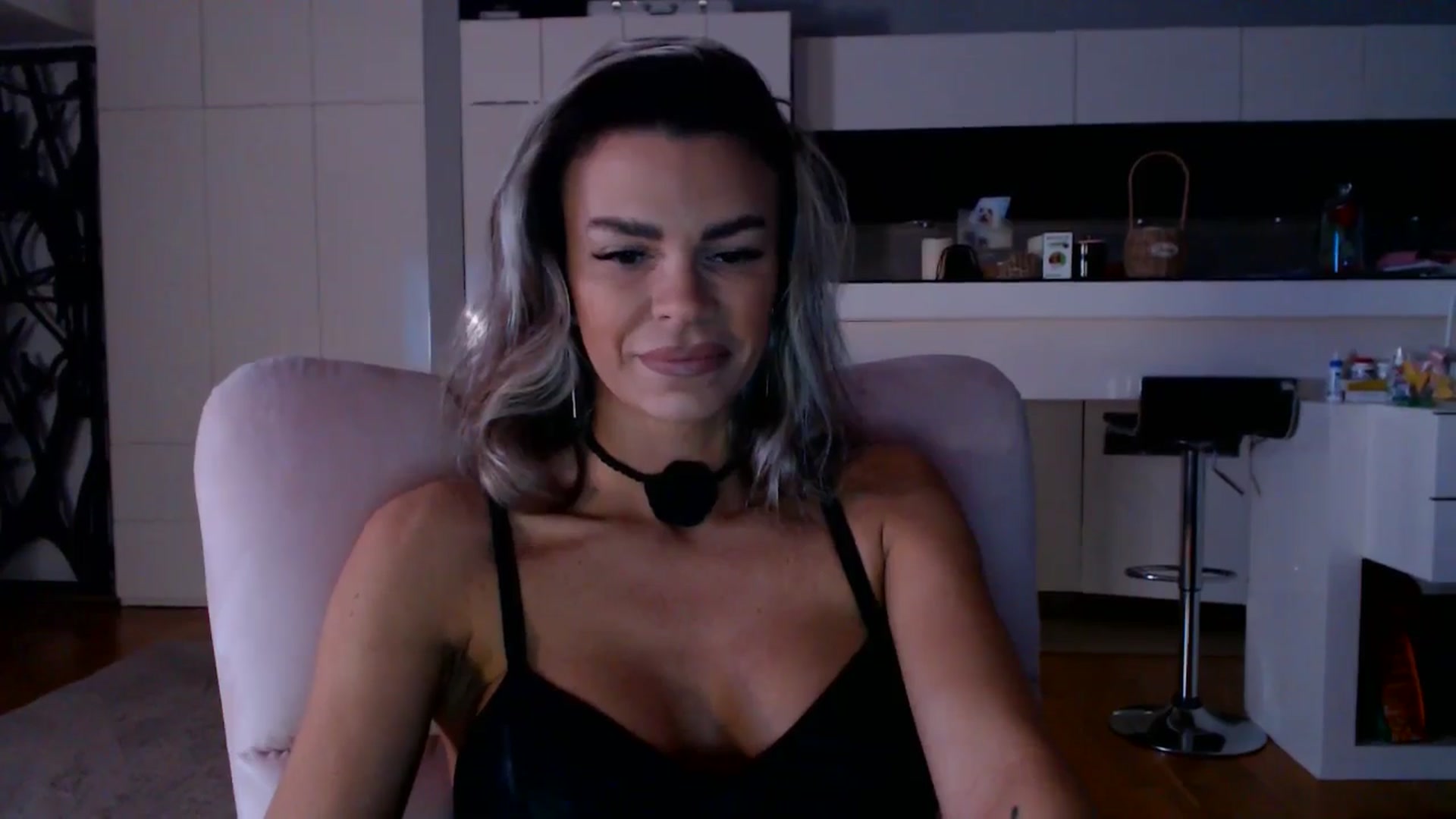 D_y_y video thumbnail