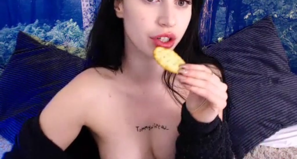 EllaVeee video thumbnail