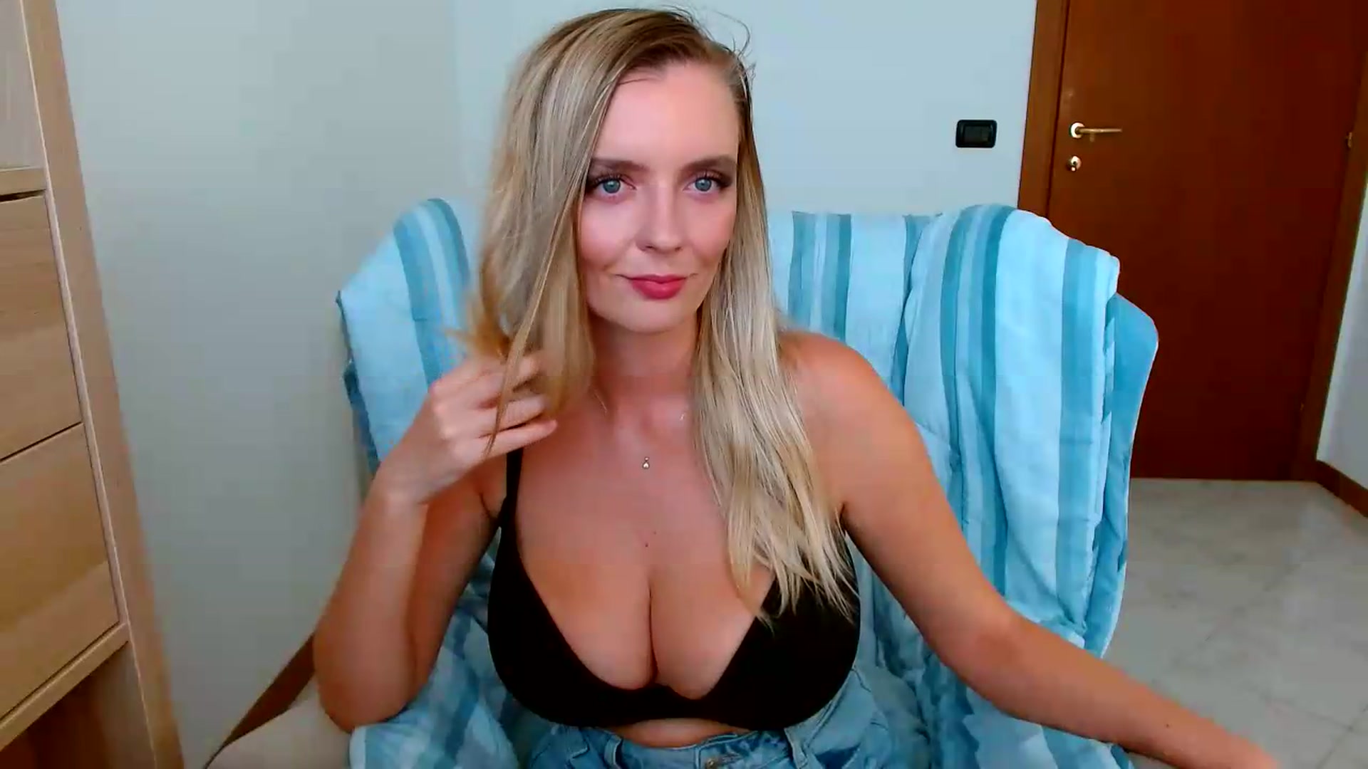 MissAura video thumbnail