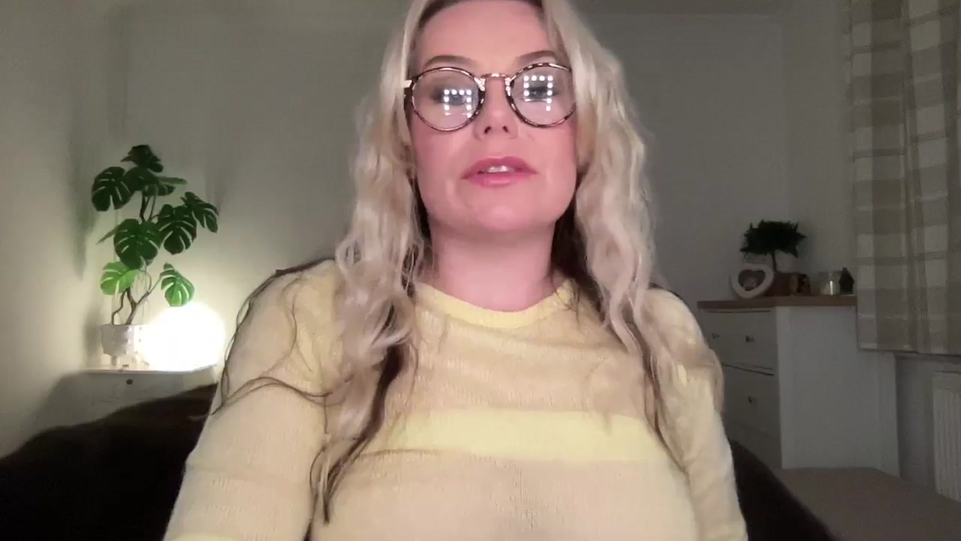 LarasDen video thumbnail
