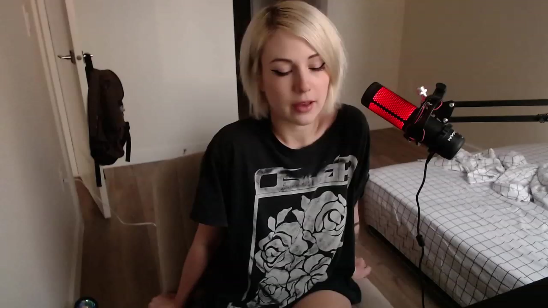 cuteholly video thumbnail
