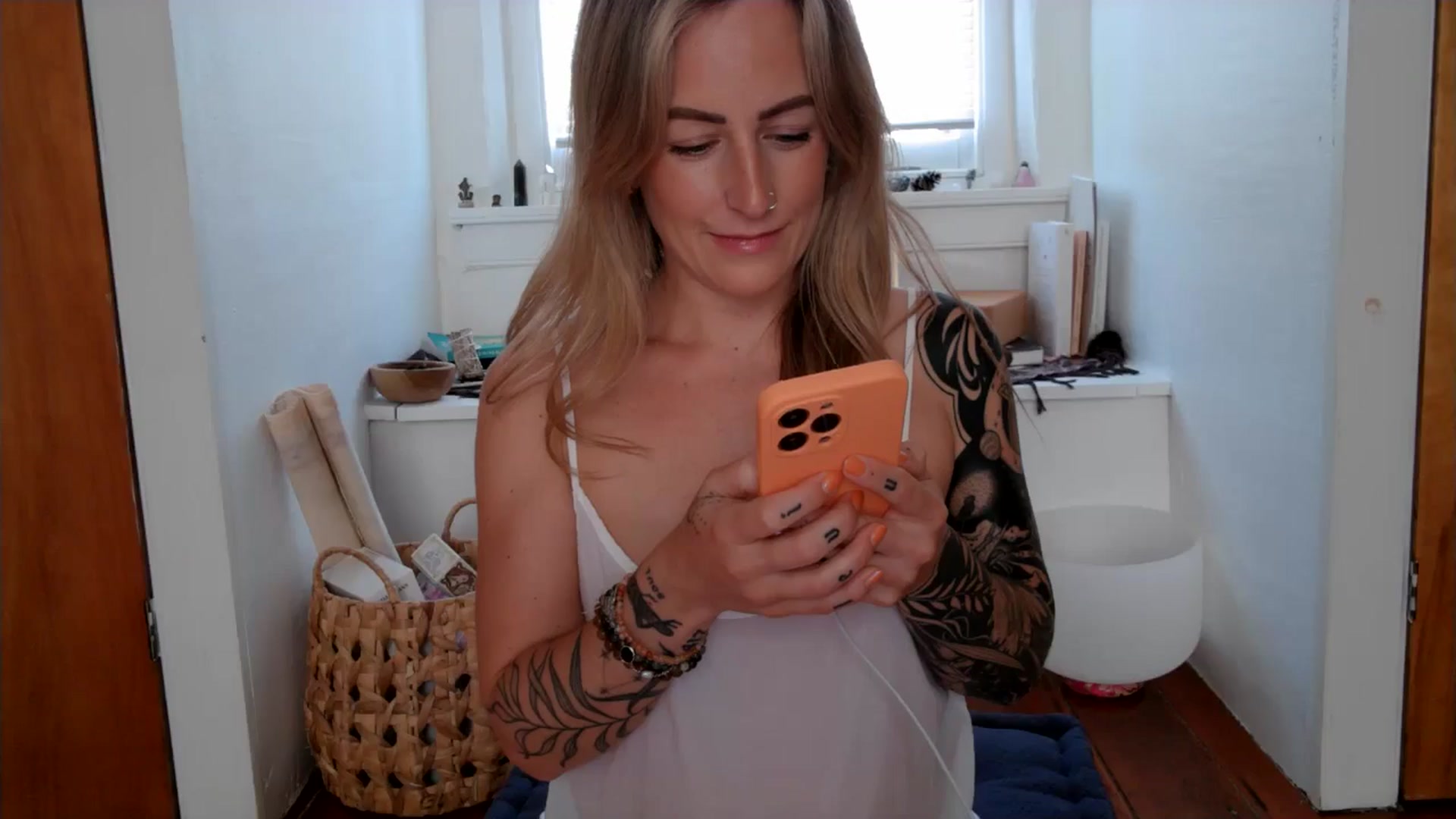 Lena_bee video thumbnail