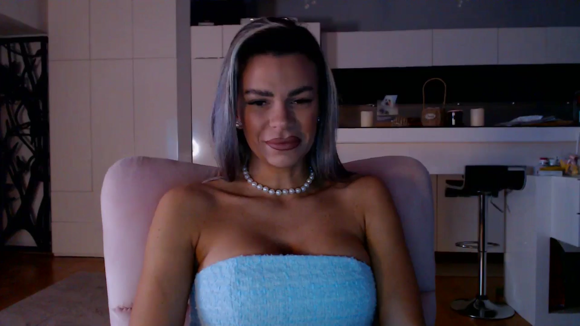 D_y_y video thumbnail