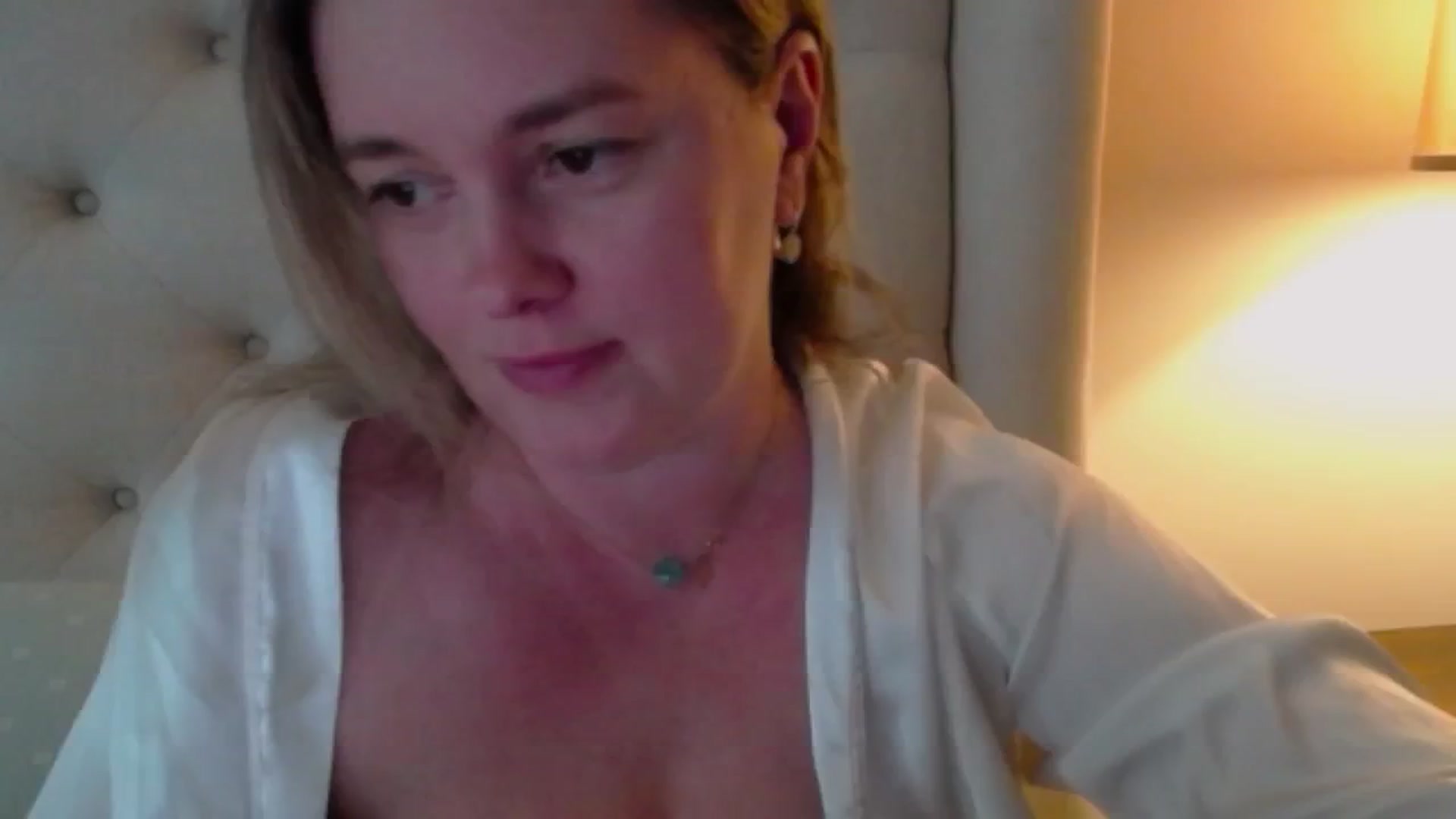 J0llye video thumbnail